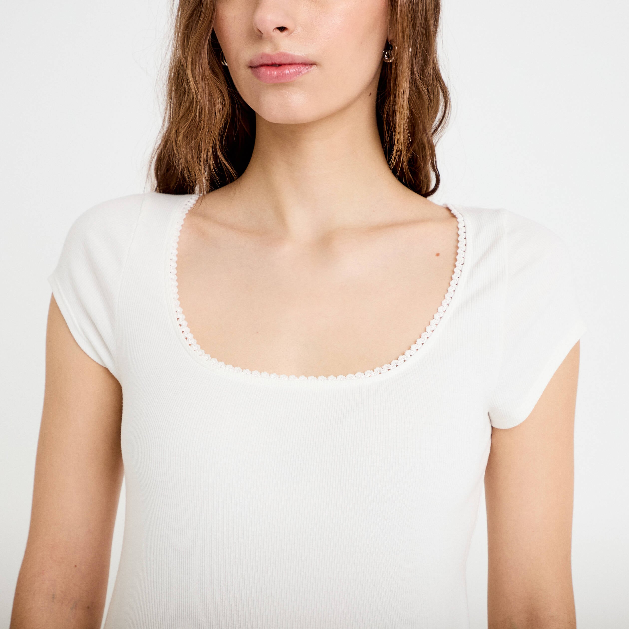 T-shirt cintr&eacute; d&eacute;collet&eacute; manches courtes ecru femme