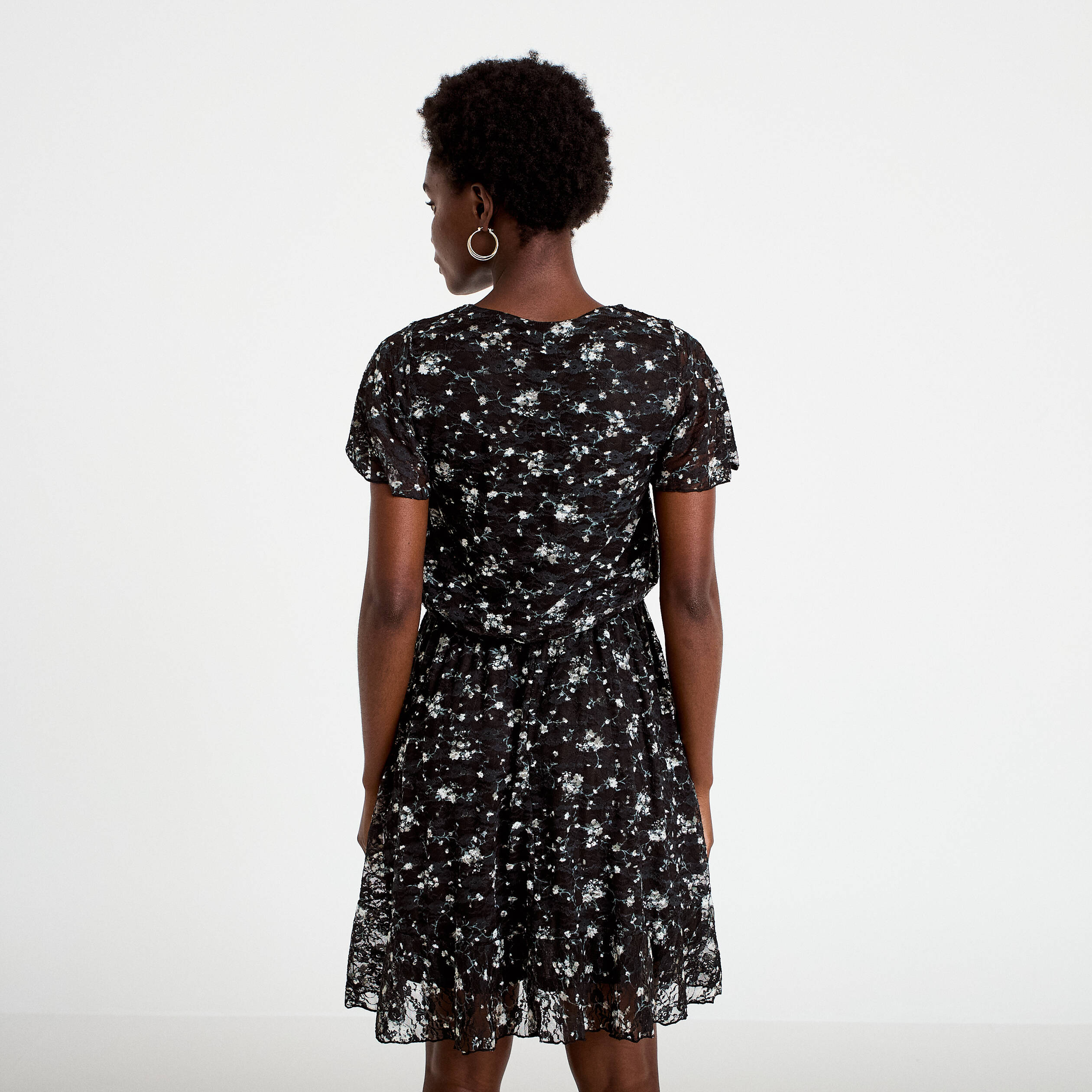 Robe courte &eacute;vas&eacute;e en dentelle col v noir femme