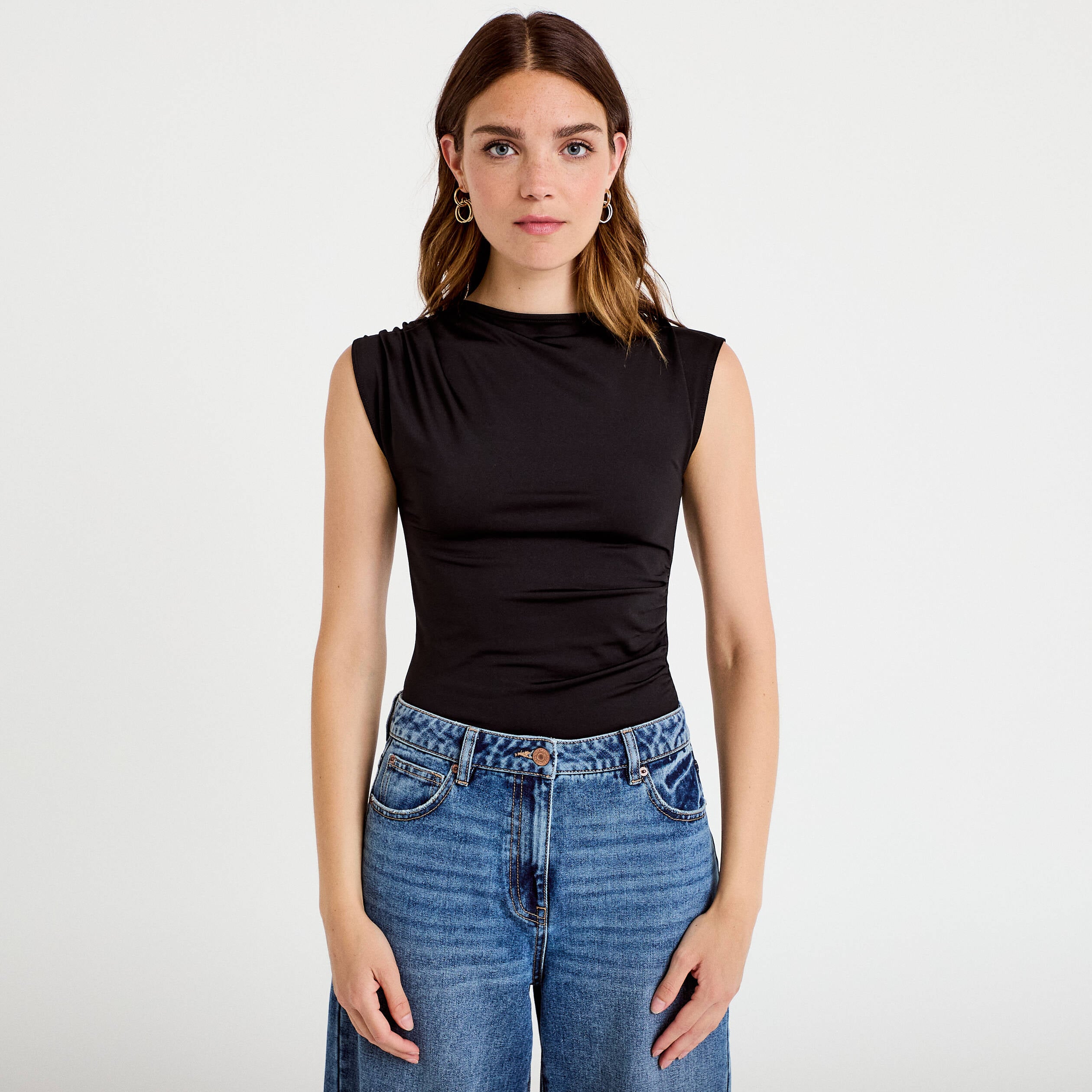 Body ajust&eacute; d&eacute;collet&eacute; sans manches noir femme