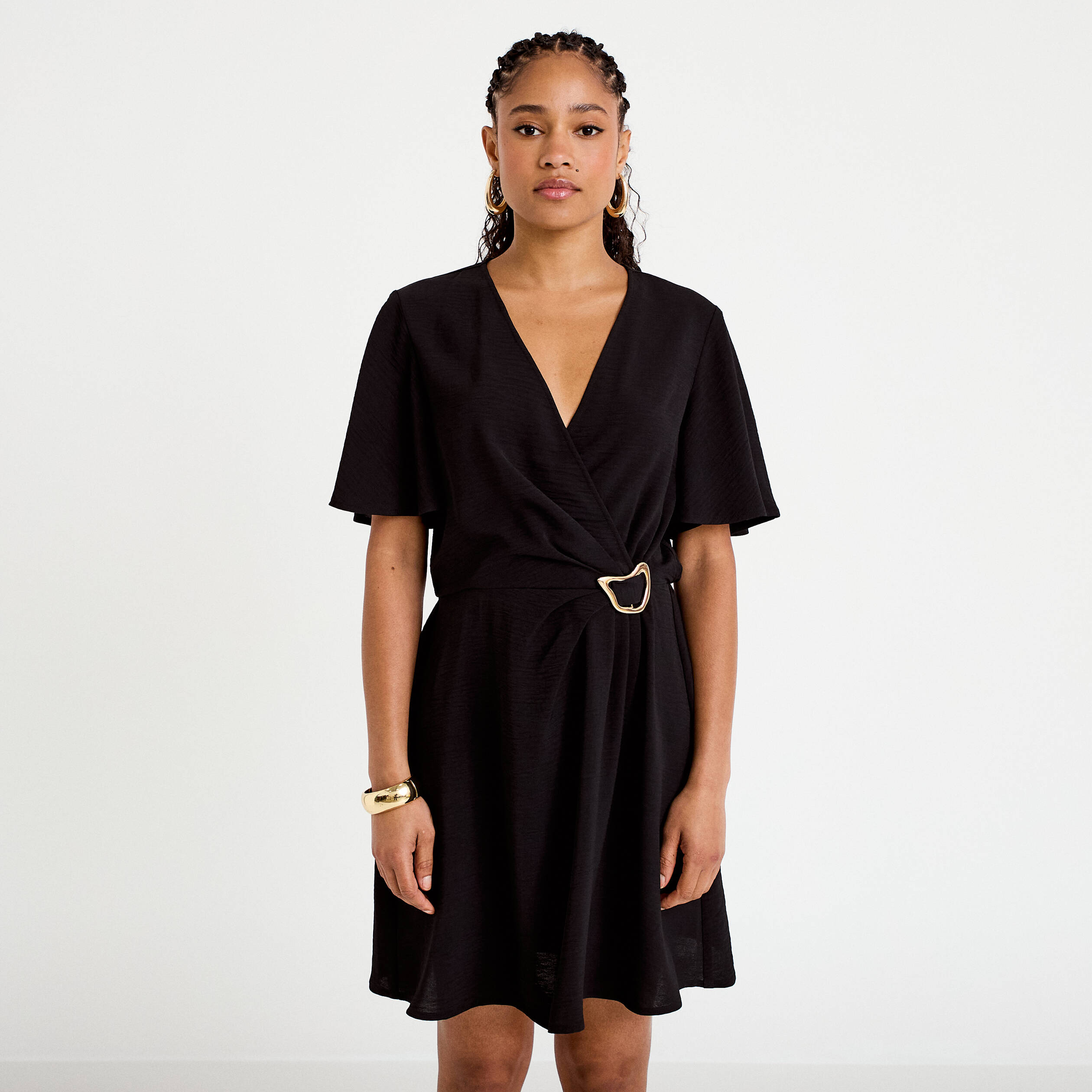 Robe courte &eacute;vas&eacute;e col v manches courtes noir femme