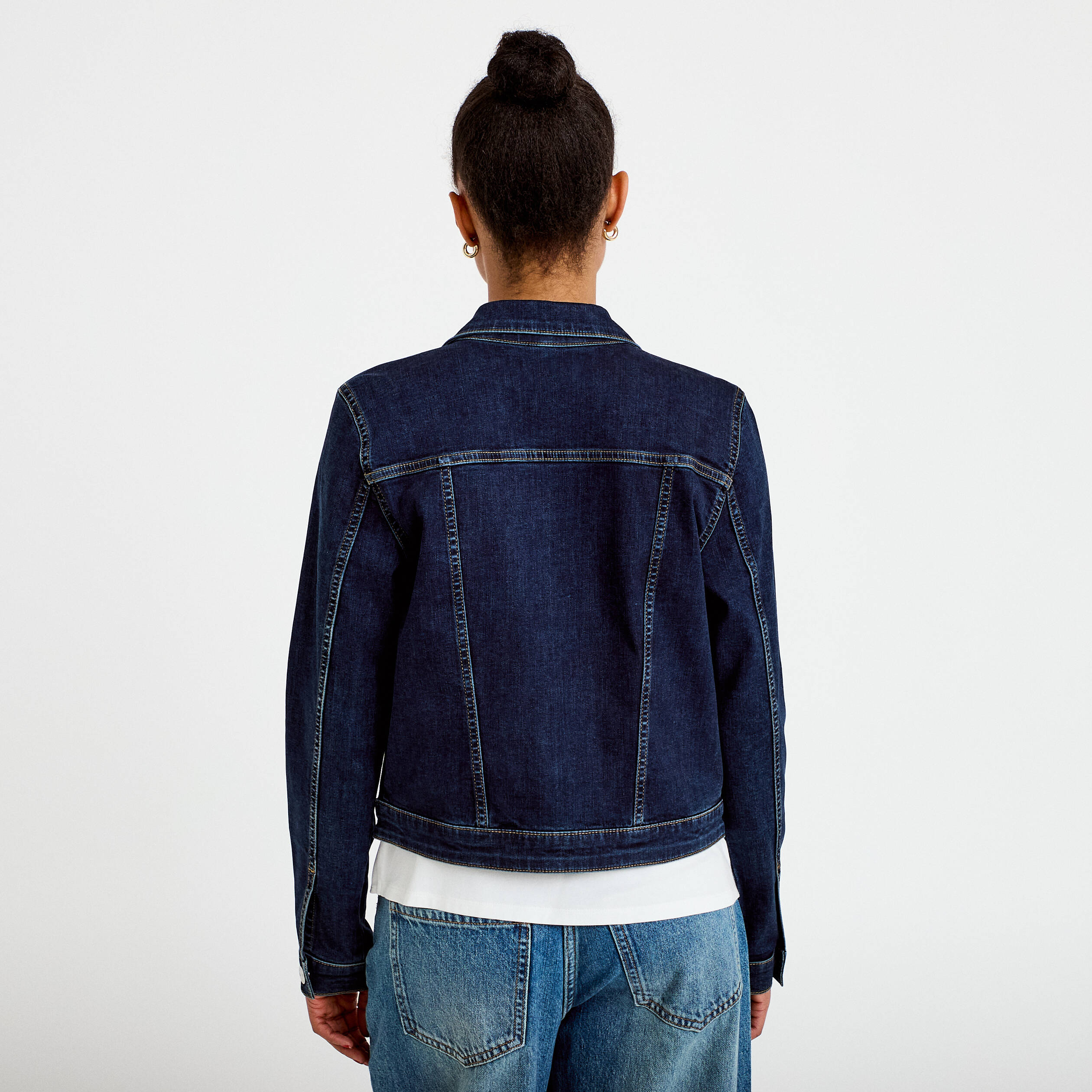 Veste cintr&eacute;e en jean col classique denim brut femme