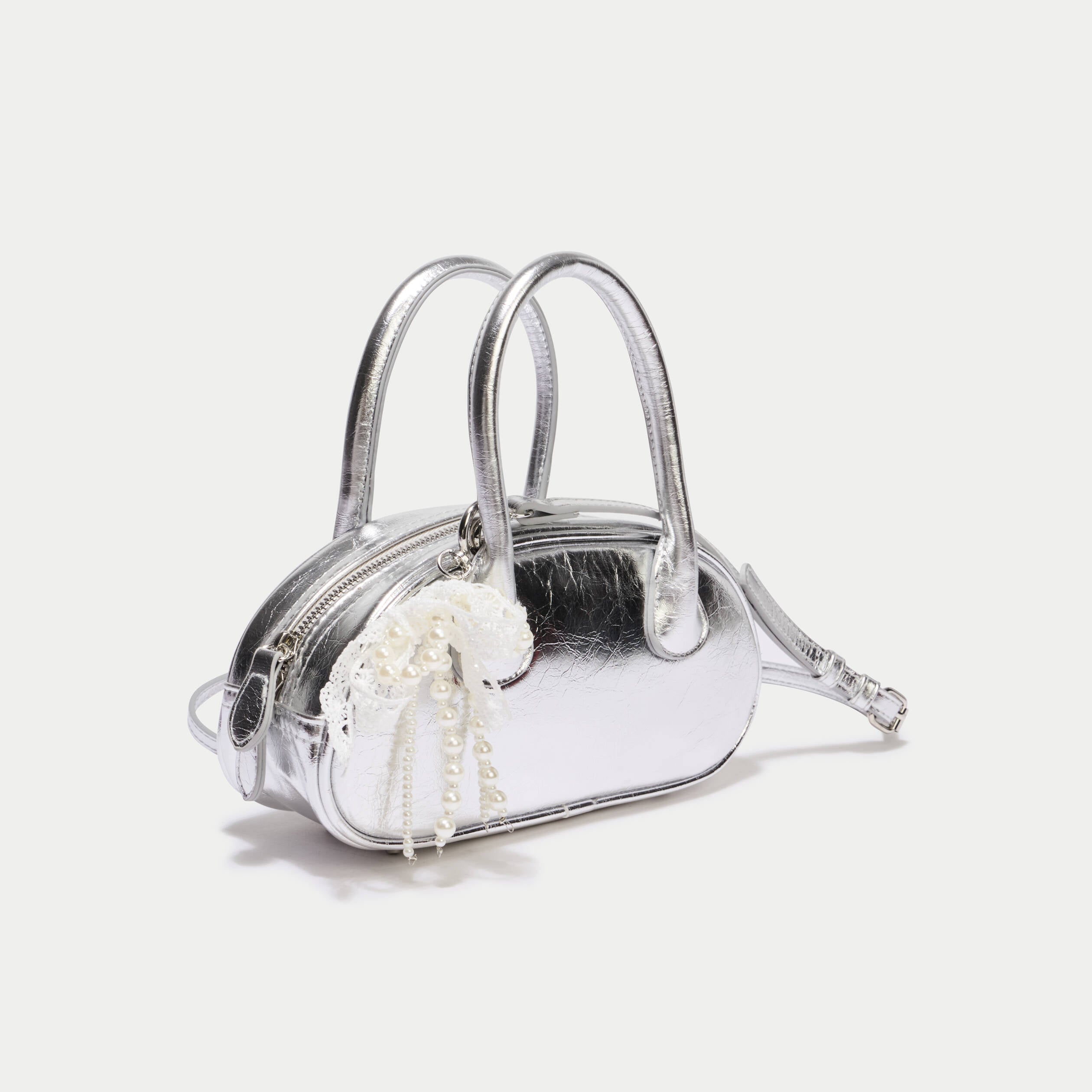 Sac port&eacute; main couleur argent femme