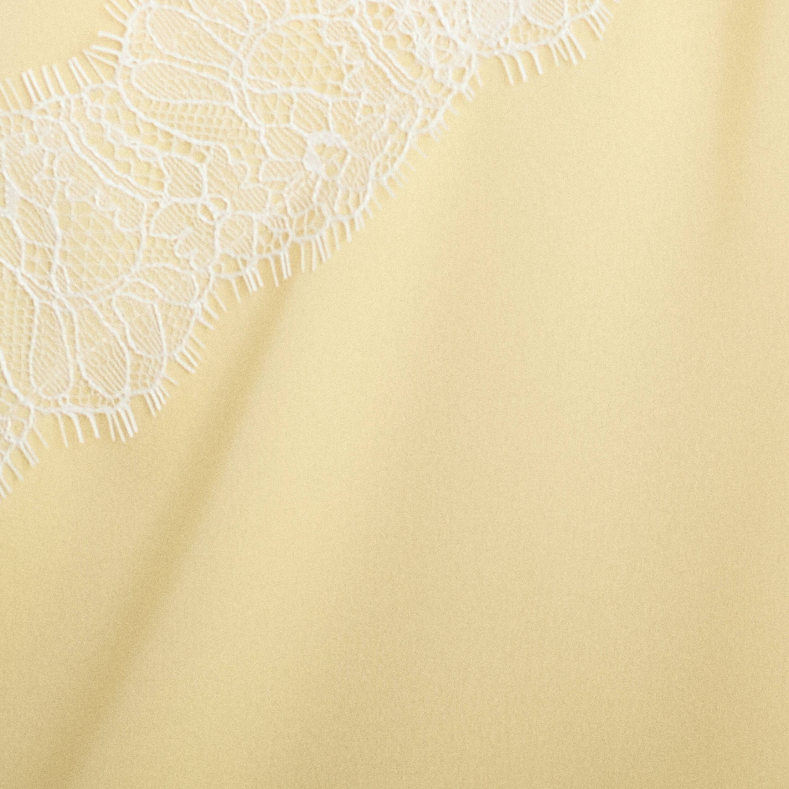 D&eacute;bardeur ajust&eacute; d&eacute;collet&eacute; dentelle jaune clair femme