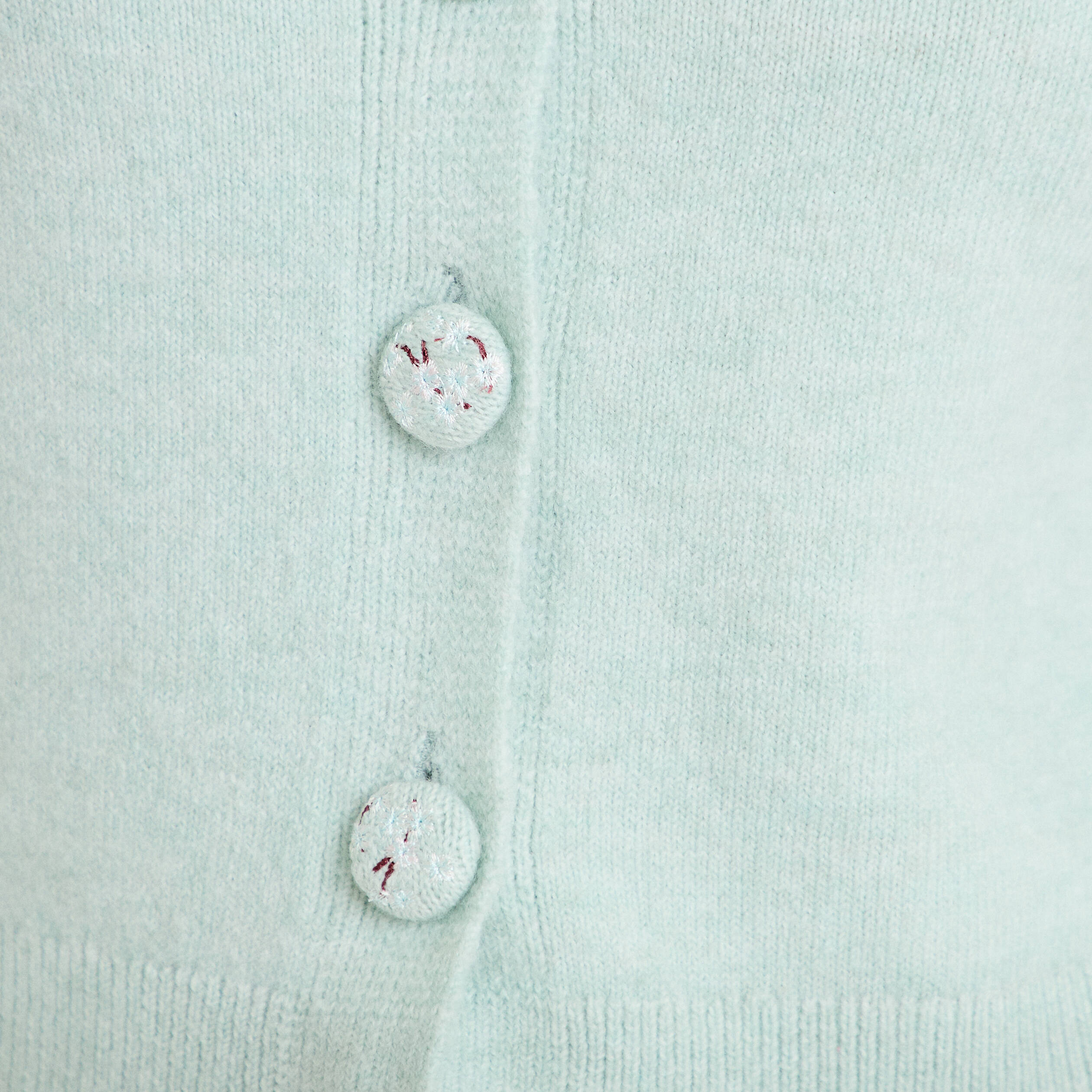 Pull manches courtes boutons brod&eacute;s vert pastel femme