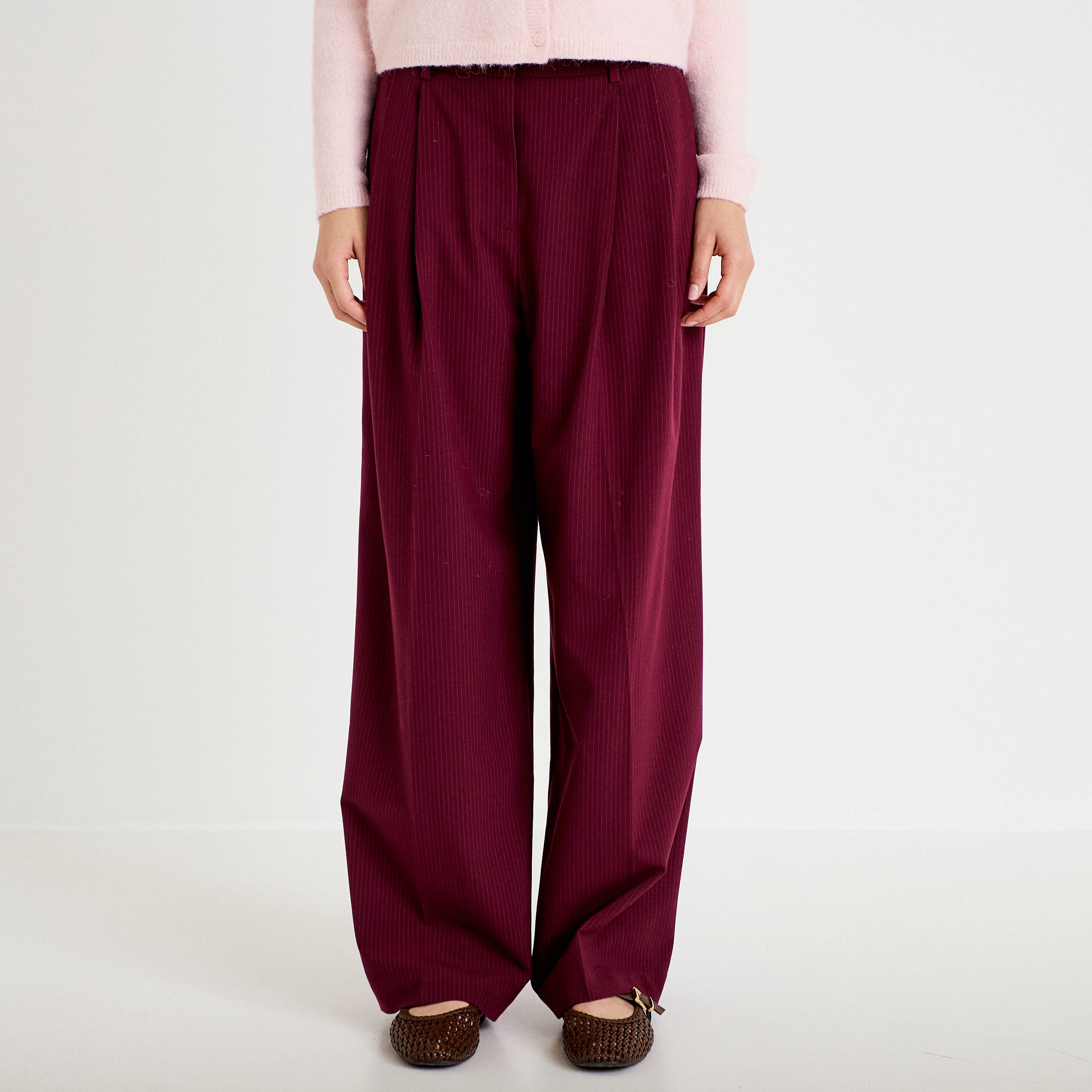 Pantalon large &agrave; pinces bordeaux femme