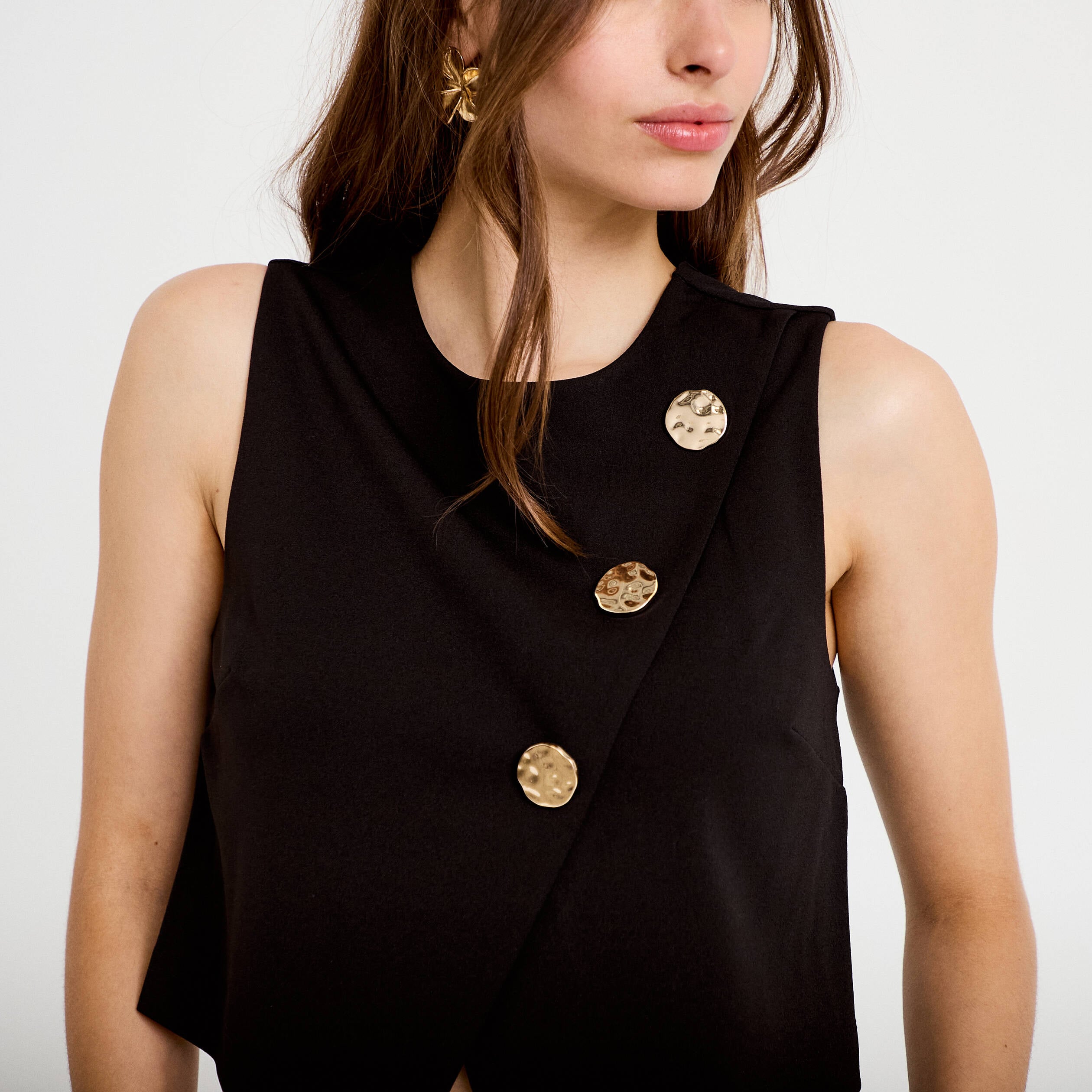 Top ajust&eacute; court sans manches col rond noir femme