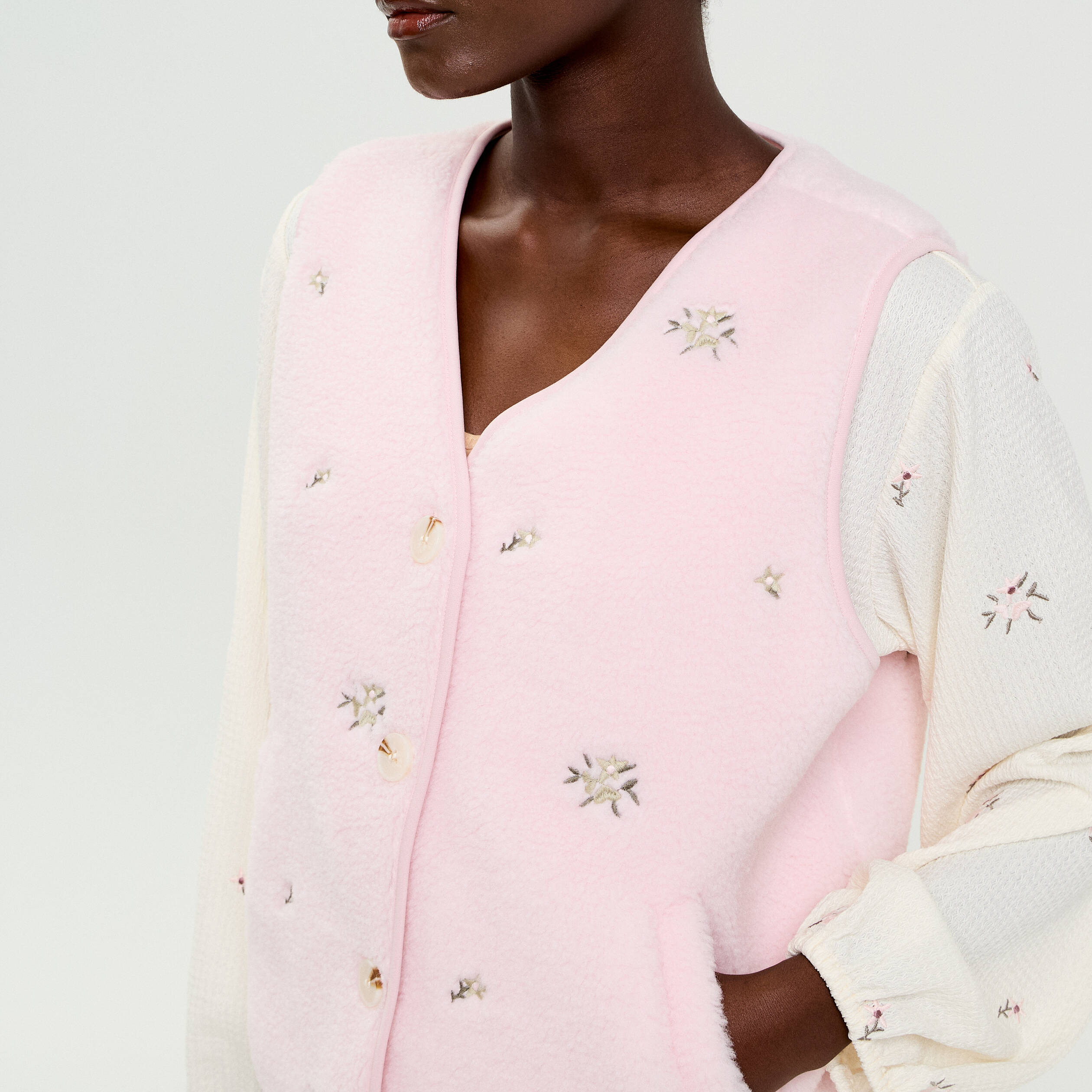Gilet sans manches brod&eacute; effet polaire vieux rose femme