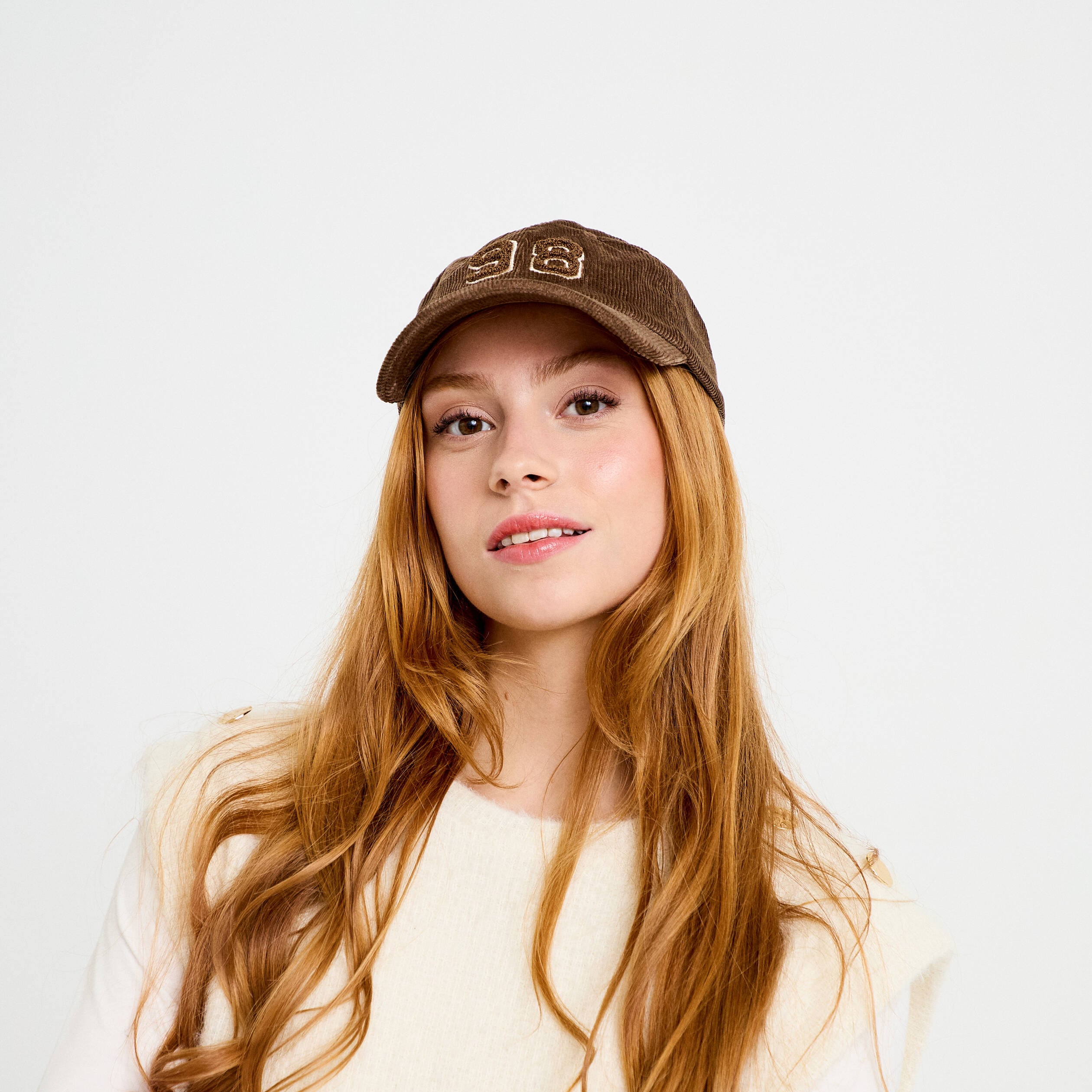 Casquette en velours marron fonc&eacute; femme