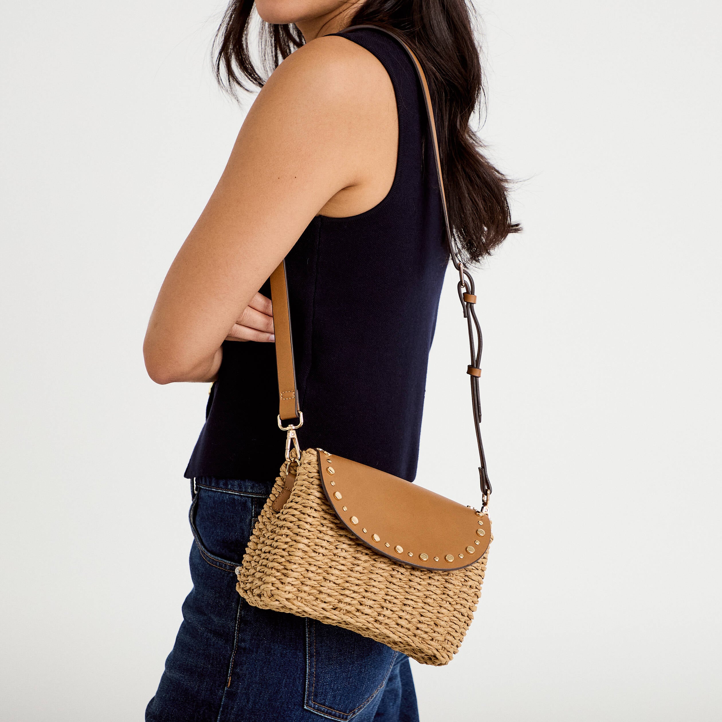 Sac chin&eacute; d&eacute;tails clout&eacute;s camel femme