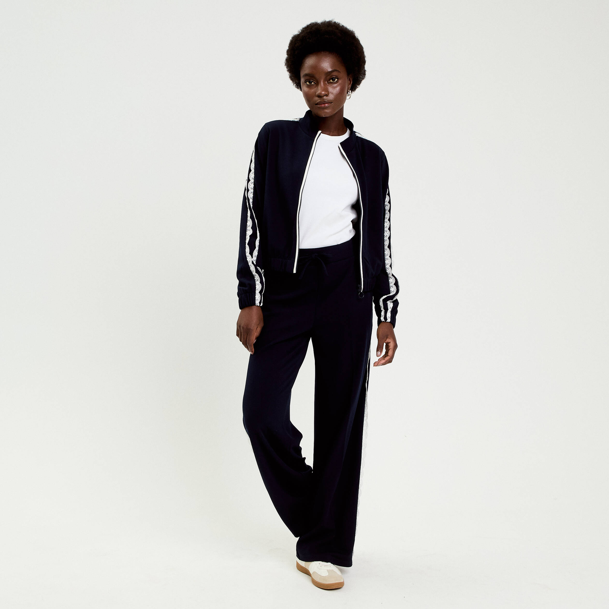 Pantalon large fluide d&eacute;tail dentelle bleu marine femme