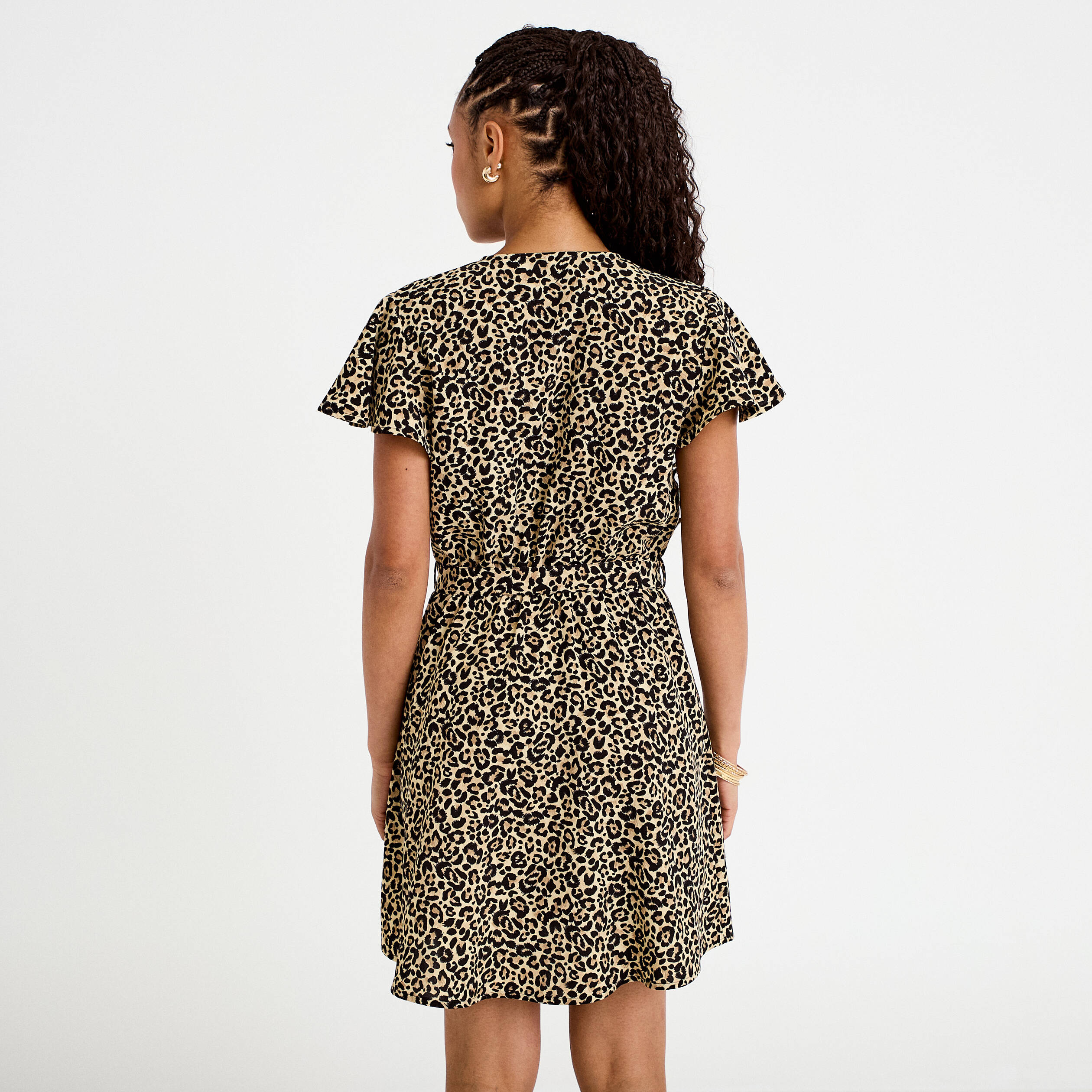 Robe courte &eacute;vas&eacute;e col v manches courtes beige femme