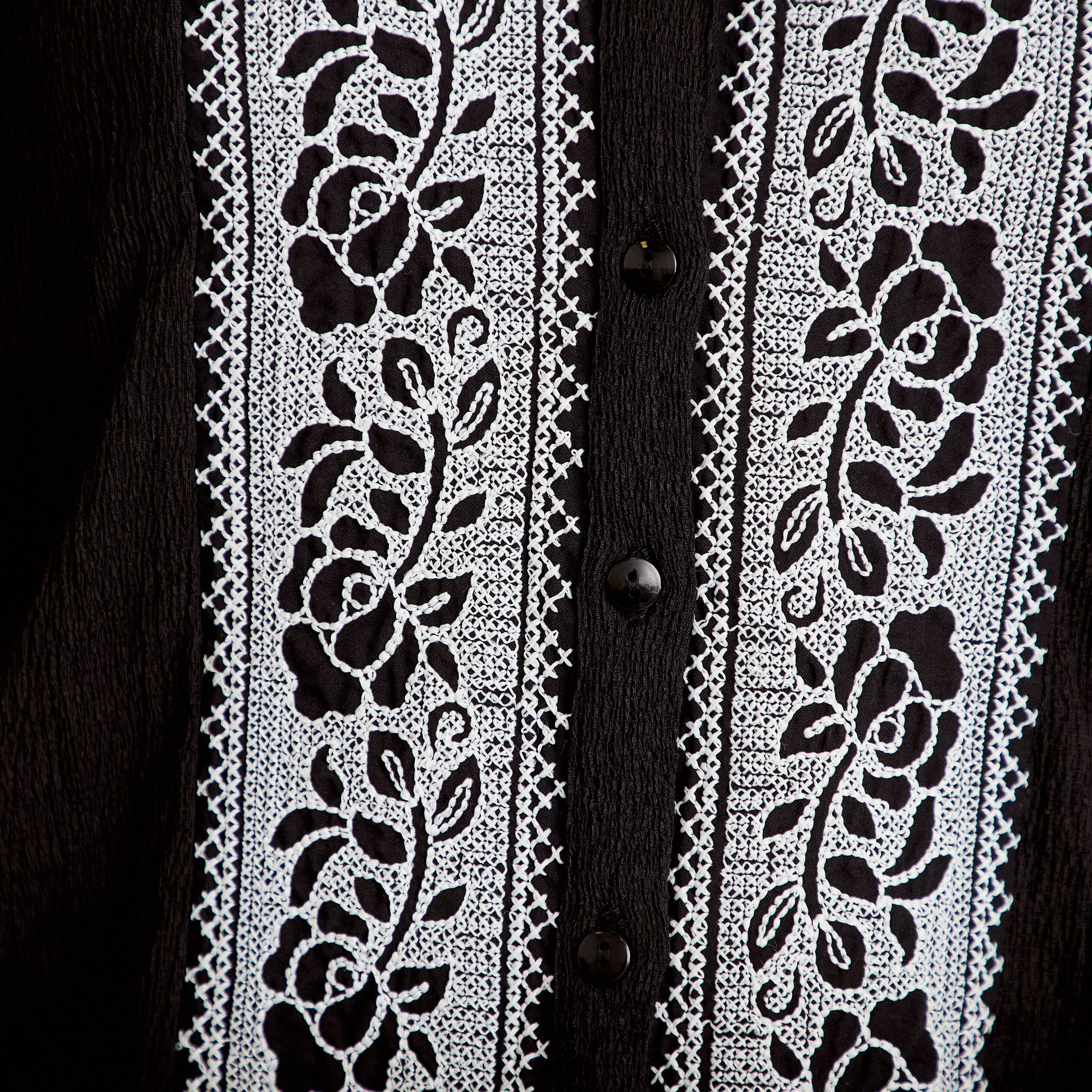 Blouse brod&eacute;e col tunisien noir femme