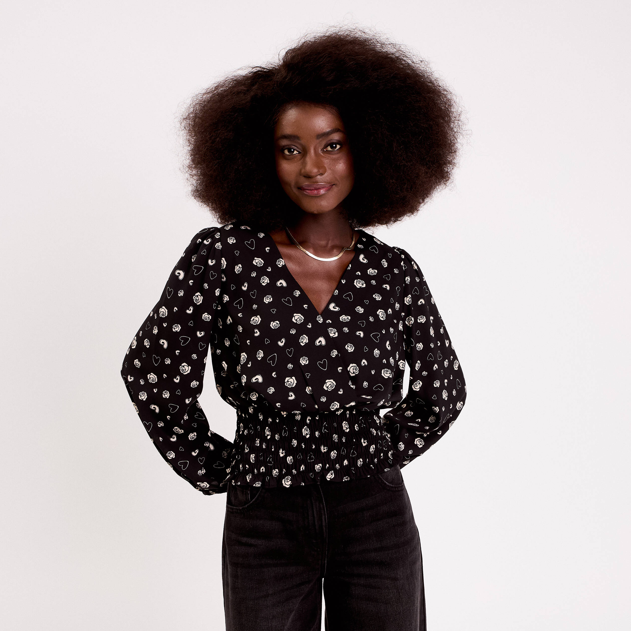 Blouse courte taille smock&eacute;e noir femme