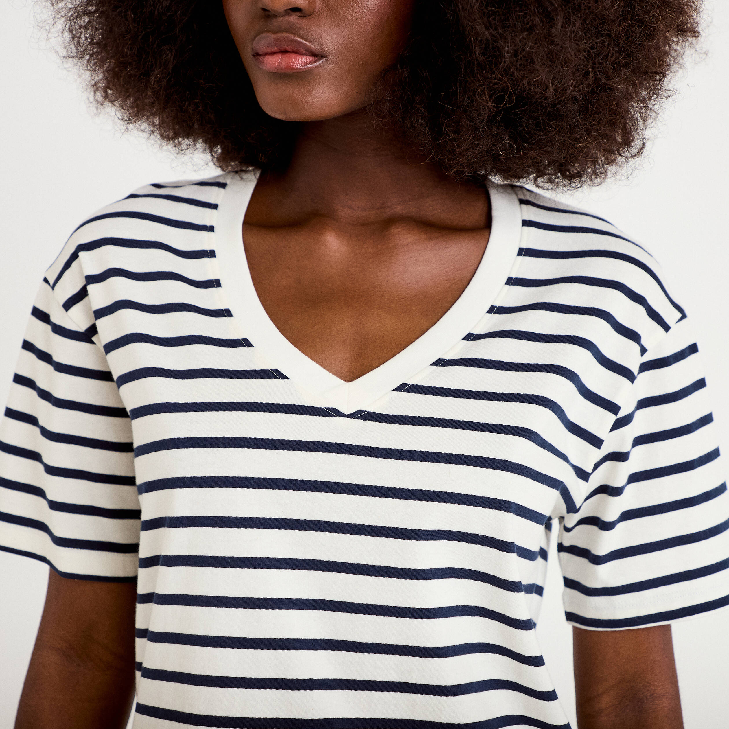 T-shirt col v manches courtes bleu fonc&eacute; femme