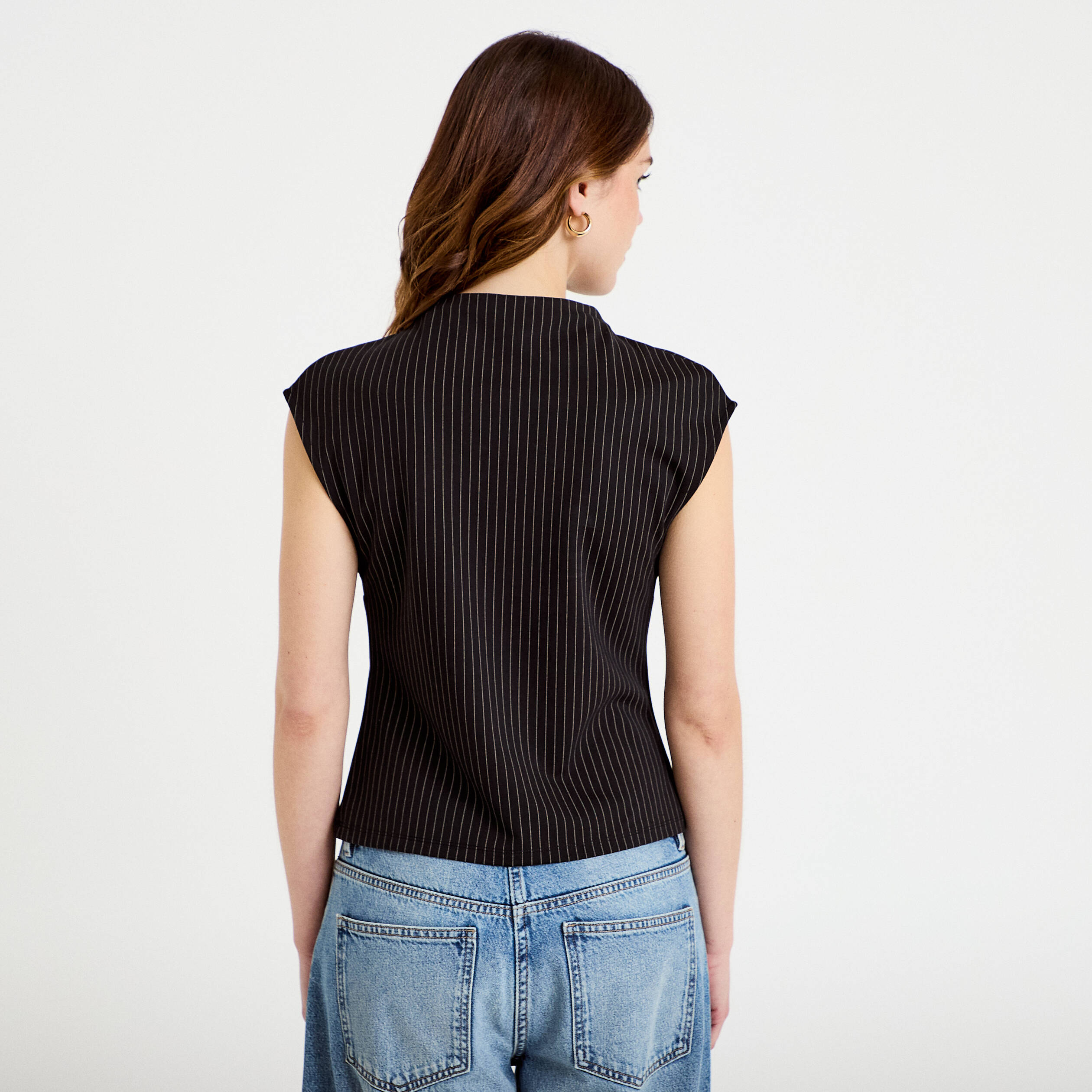 T-shirt ajust&eacute; sans manches noir femme