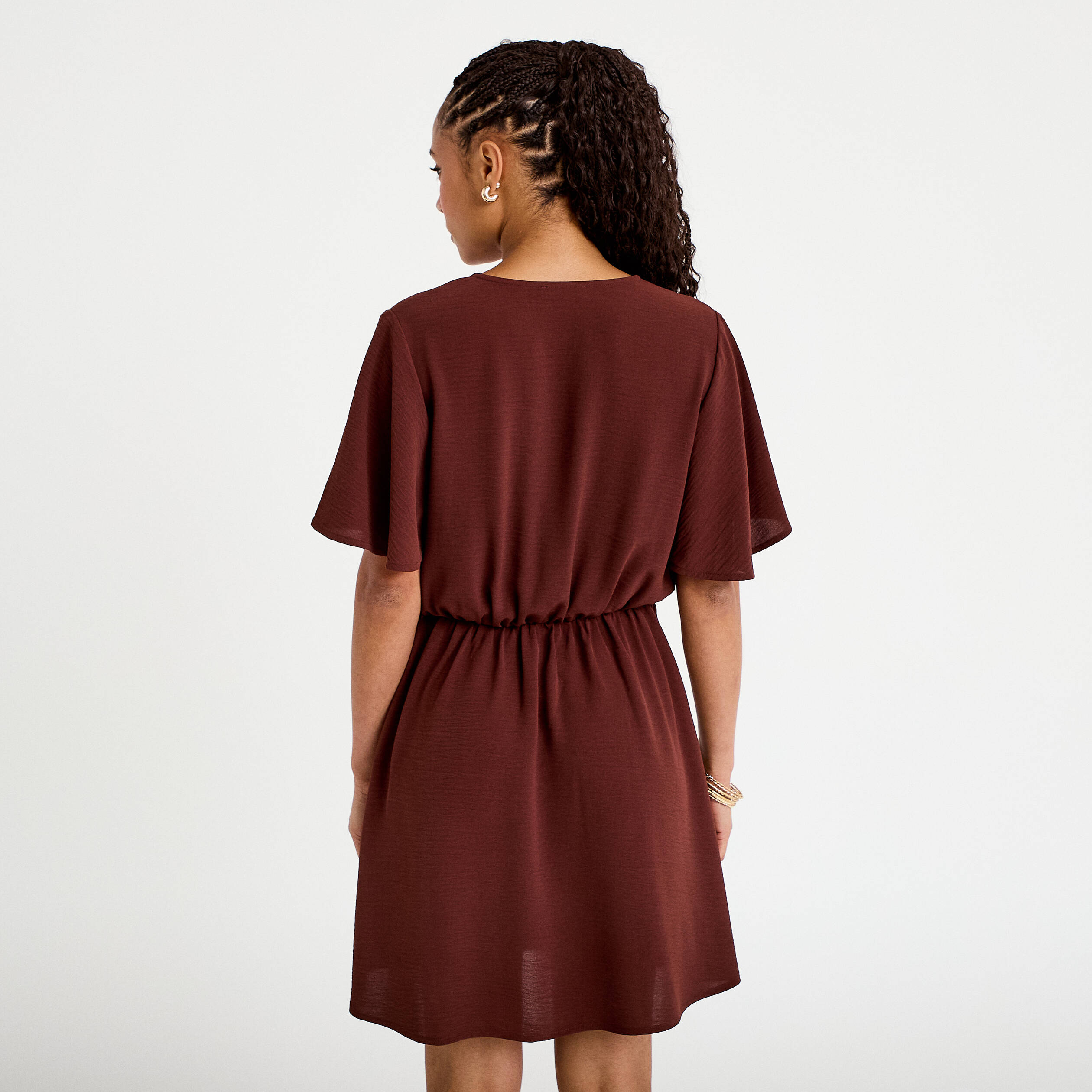 Robe courte &eacute;vas&eacute;e col v manches courtes marron femme