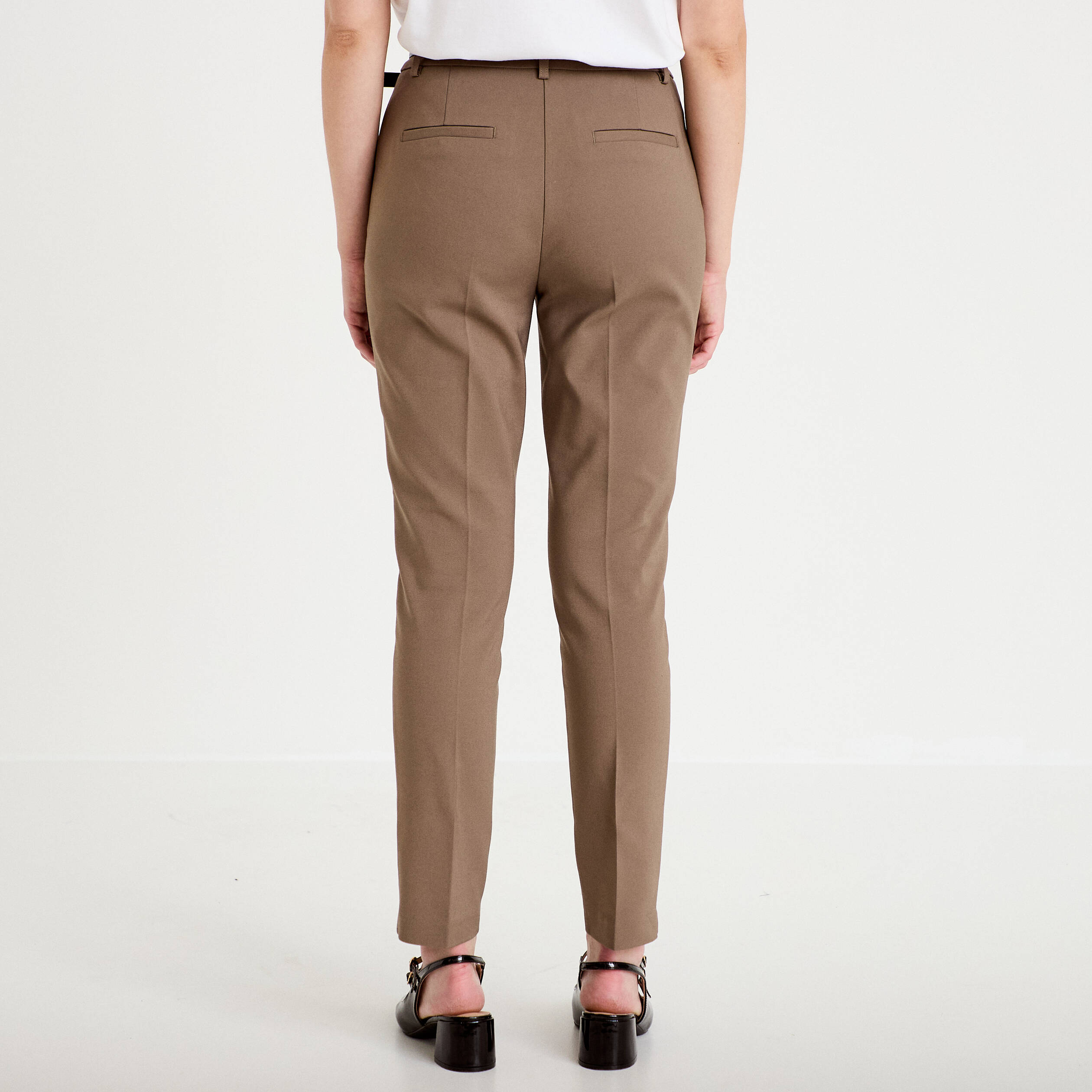Pantalon cigarette ceintur&eacute; taupe femme