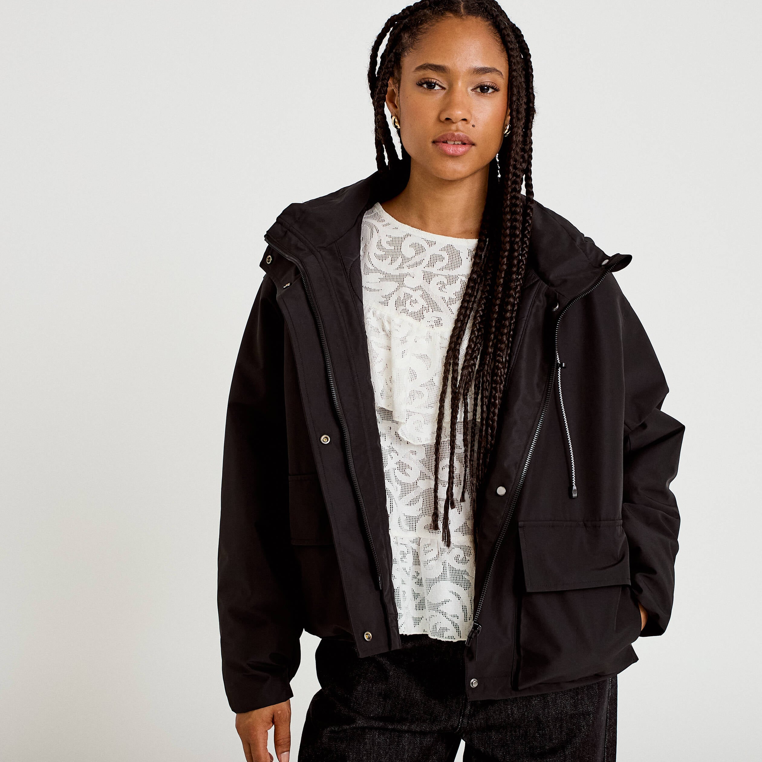 Veste courte bas resserr&eacute; &agrave; capuche noir femme