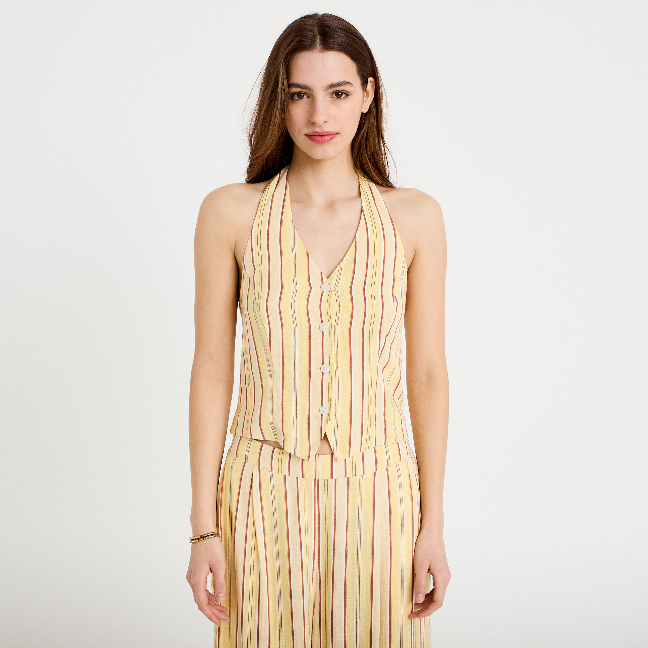 Gilet cintr&eacute; cropped col v sans manches jaune paille femme