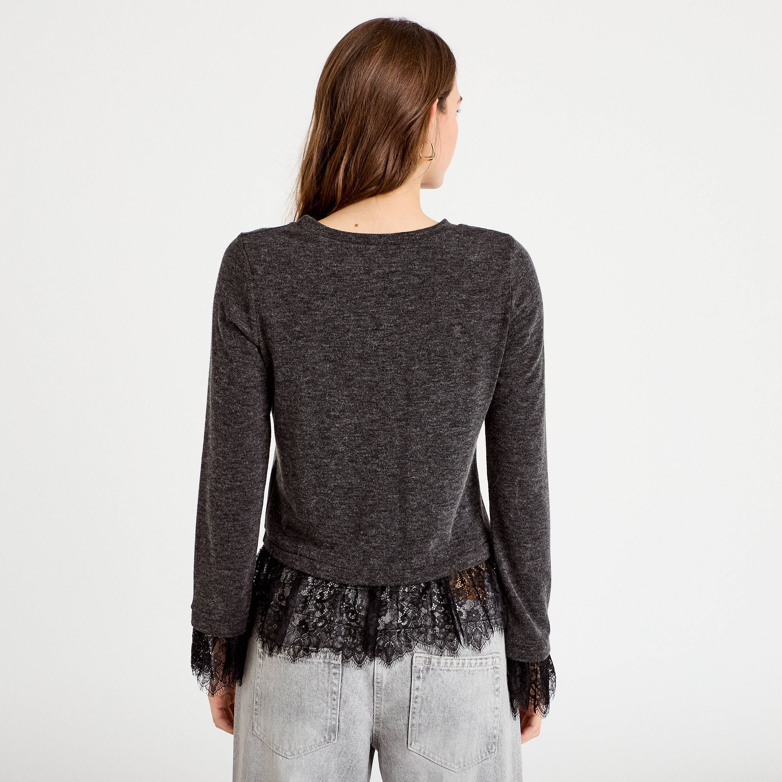 Pull d&eacute;tails de dentelle gris fonc&eacute; femme
