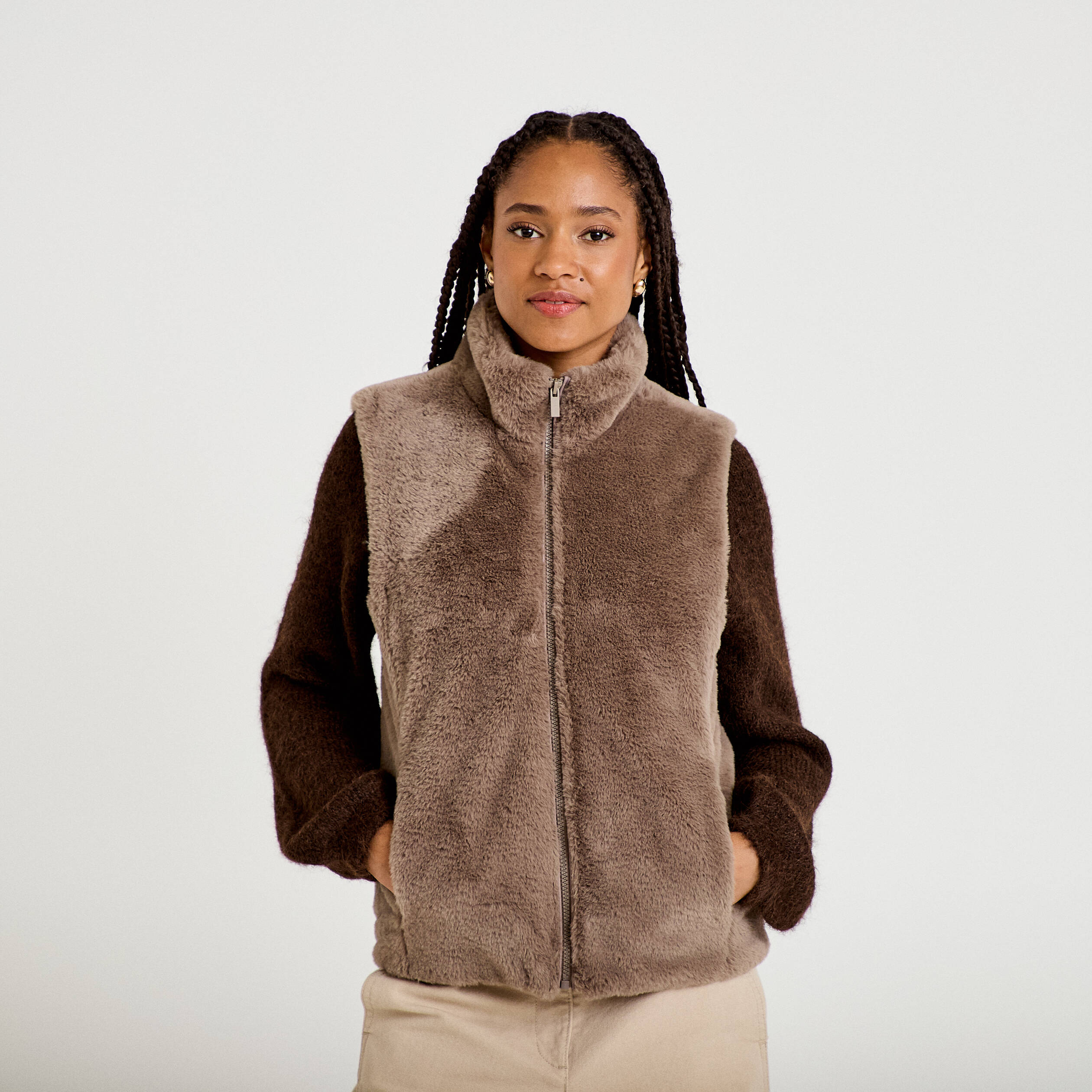 Veste courte ajust&eacute;e sans manches taupe femme