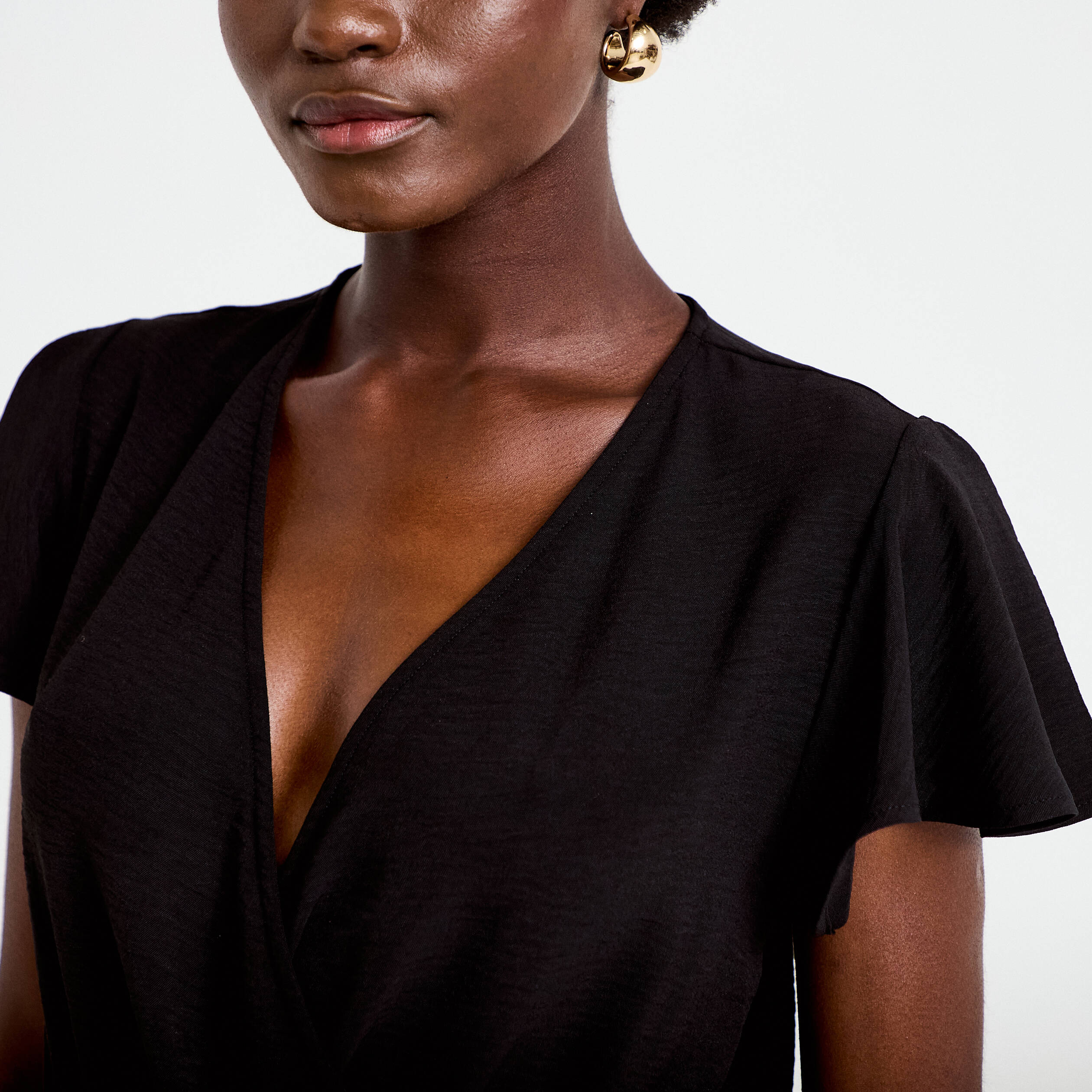 Robe courte &eacute;vas&eacute;e col v manches courtes noir femme