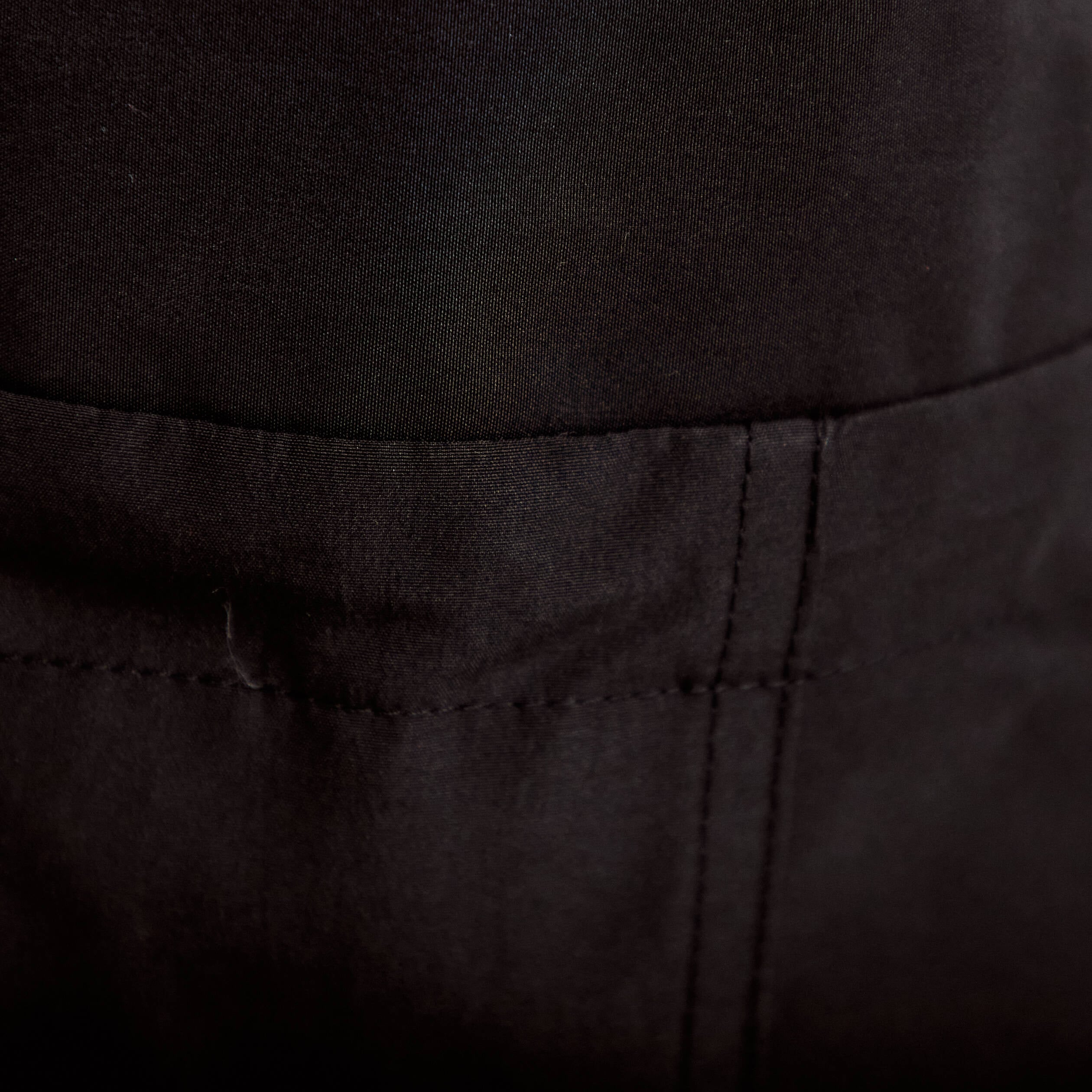 Veste courte bas resserr&eacute; &agrave; capuche noir femme