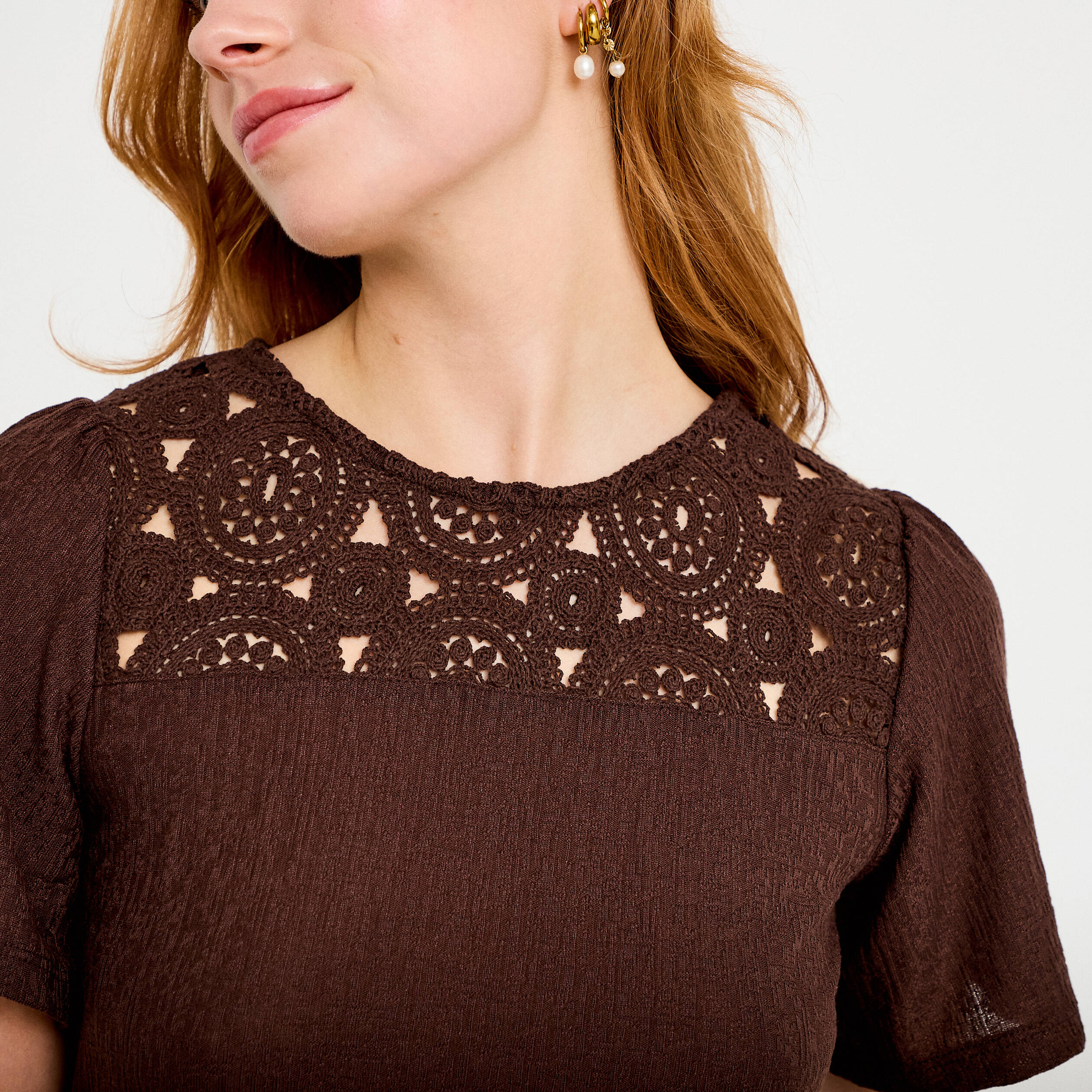 T-shirt manches courtes aspect dentelle marron fonc&eacute; femme