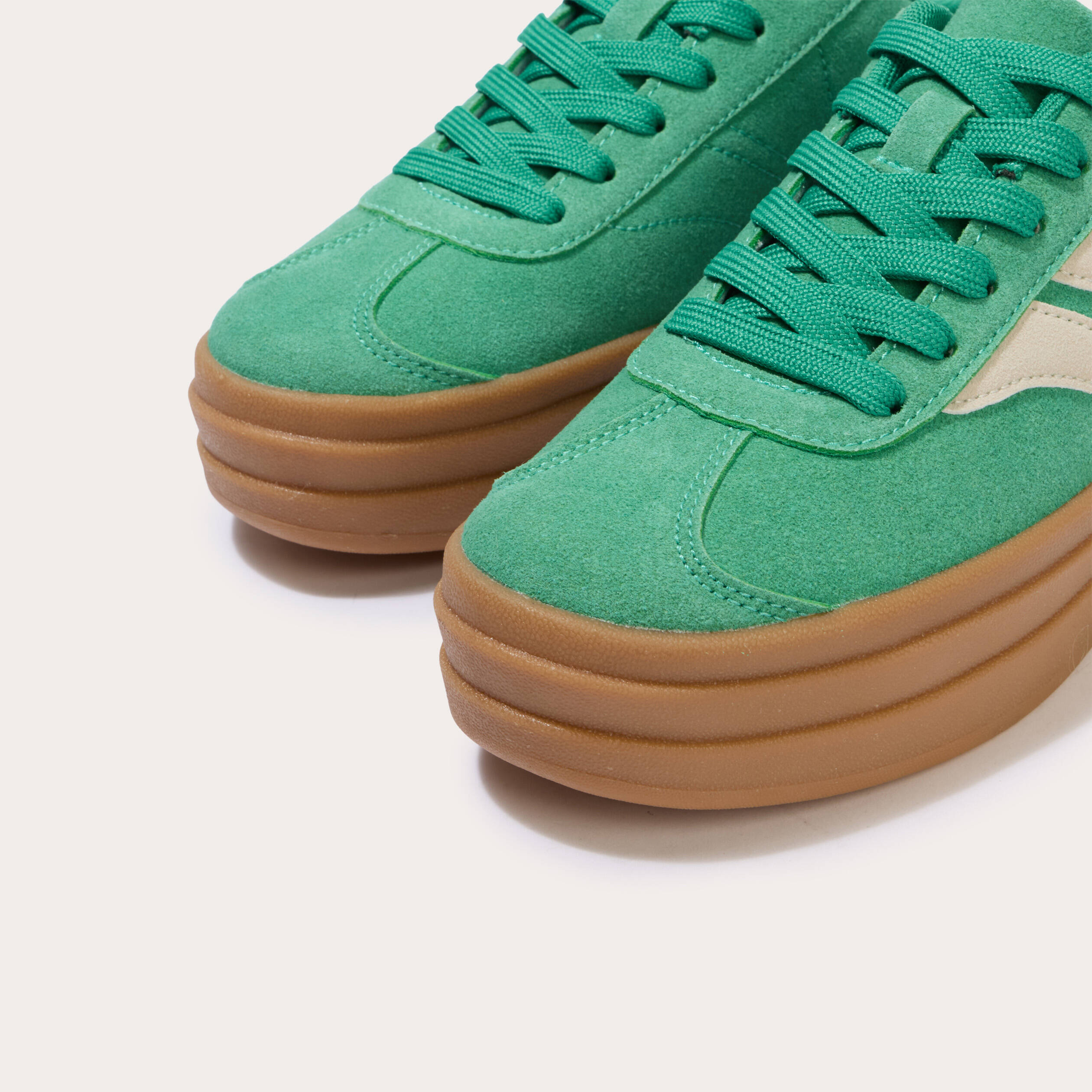 Basket aspect daim vert femme