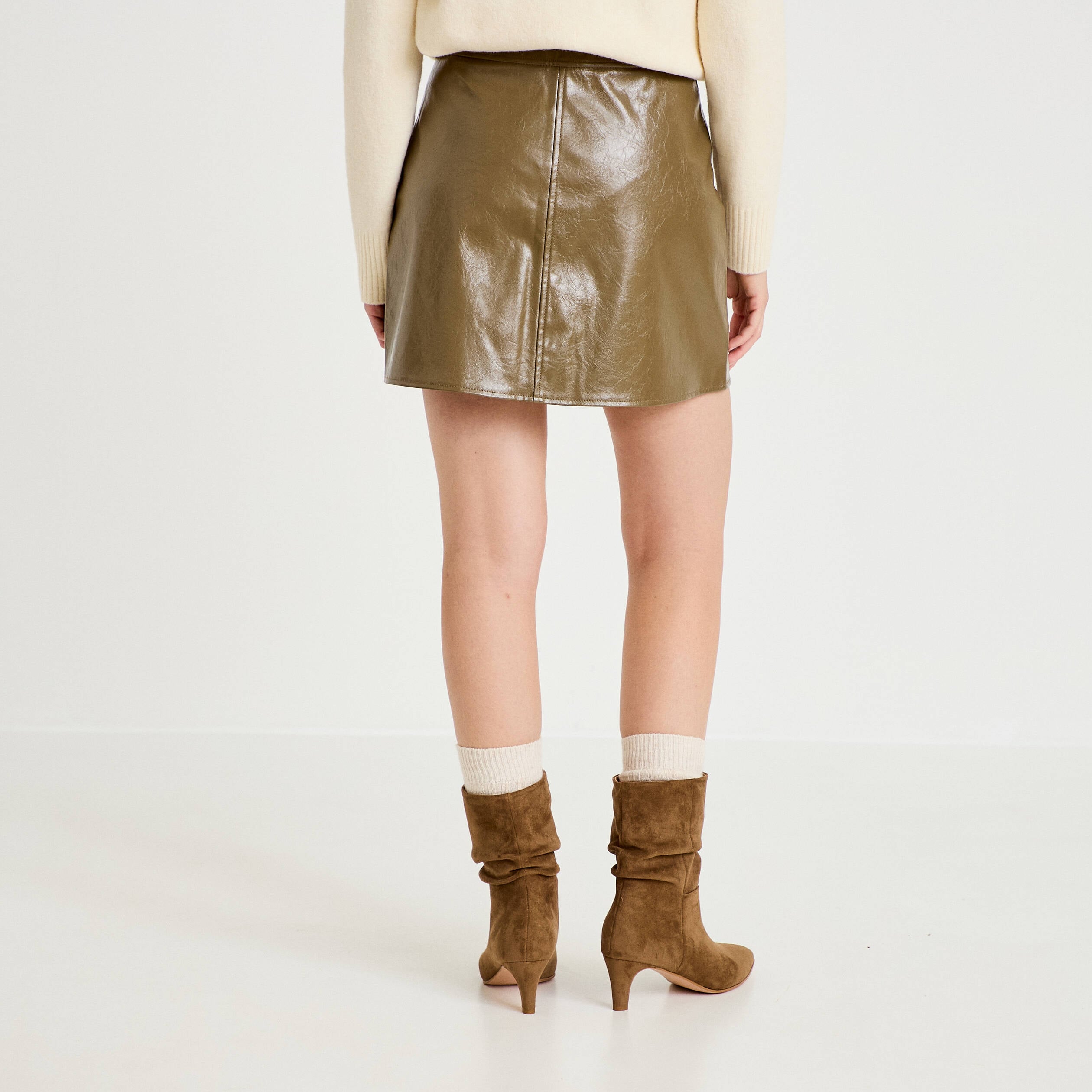 Jupe trap&egrave;ze courte en similicuir vert kaki femme