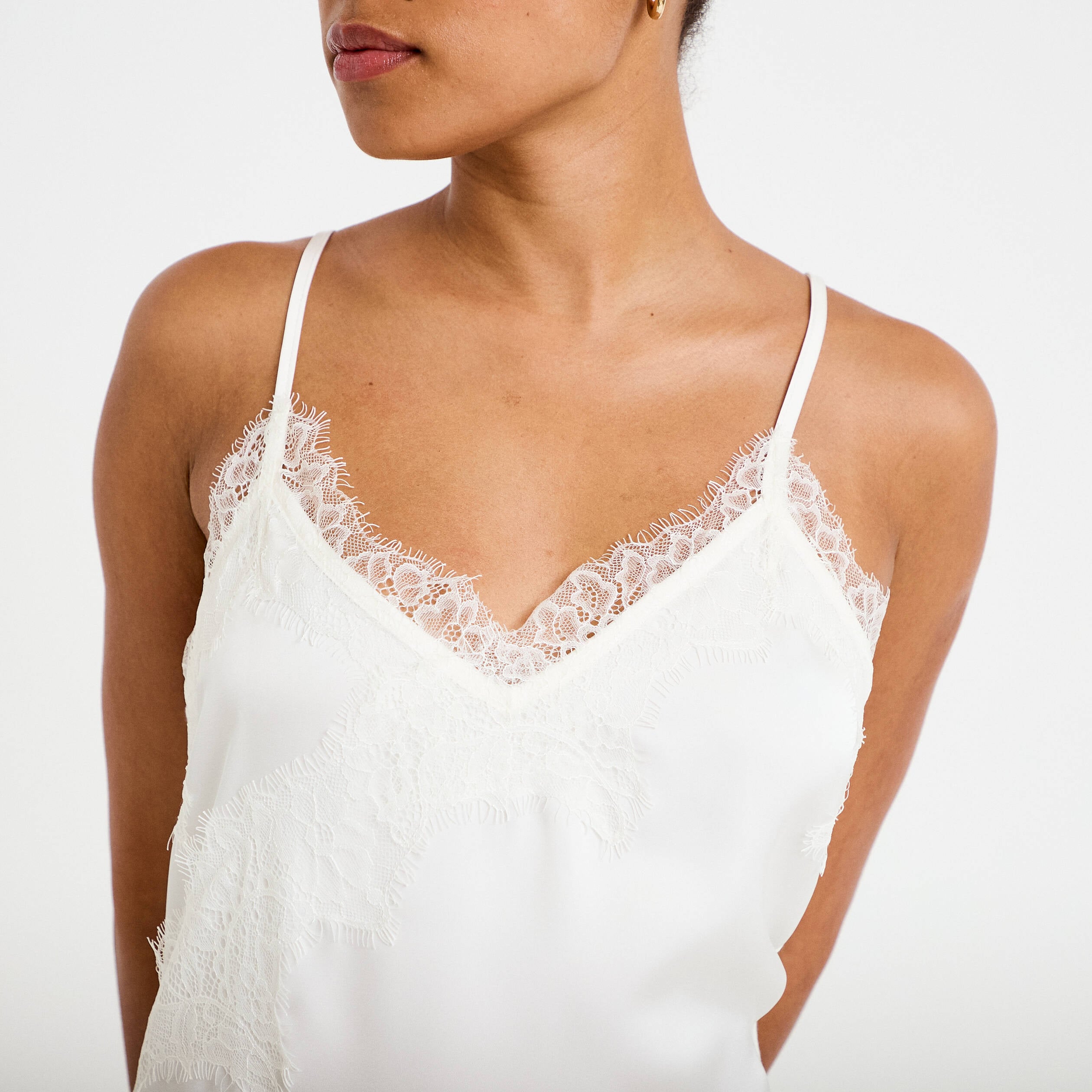 D&eacute;bardeur ajust&eacute; d&eacute;collet&eacute; dentelle ecru femme