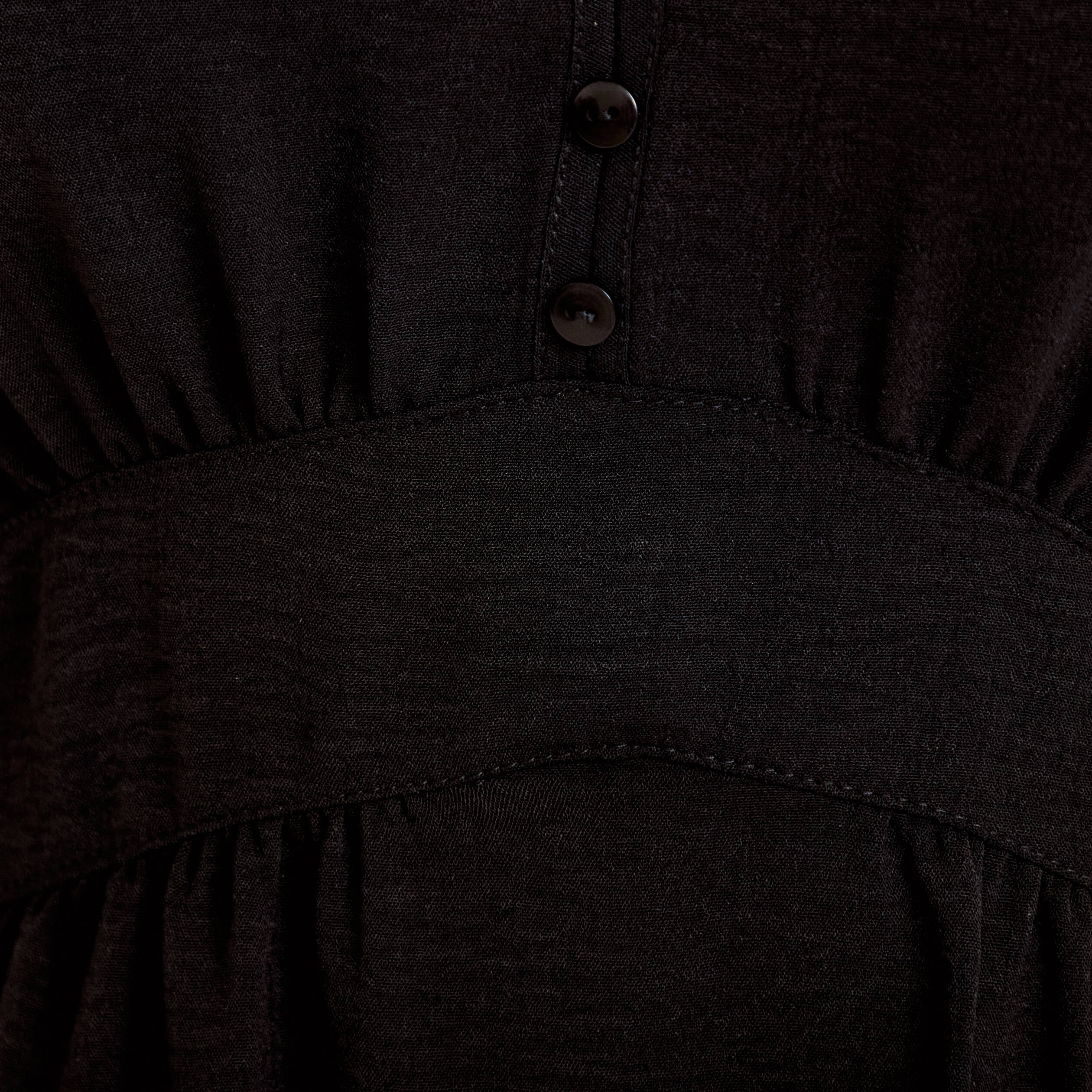 Robe courte &eacute;vas&eacute;e col v manches courtes noir femme