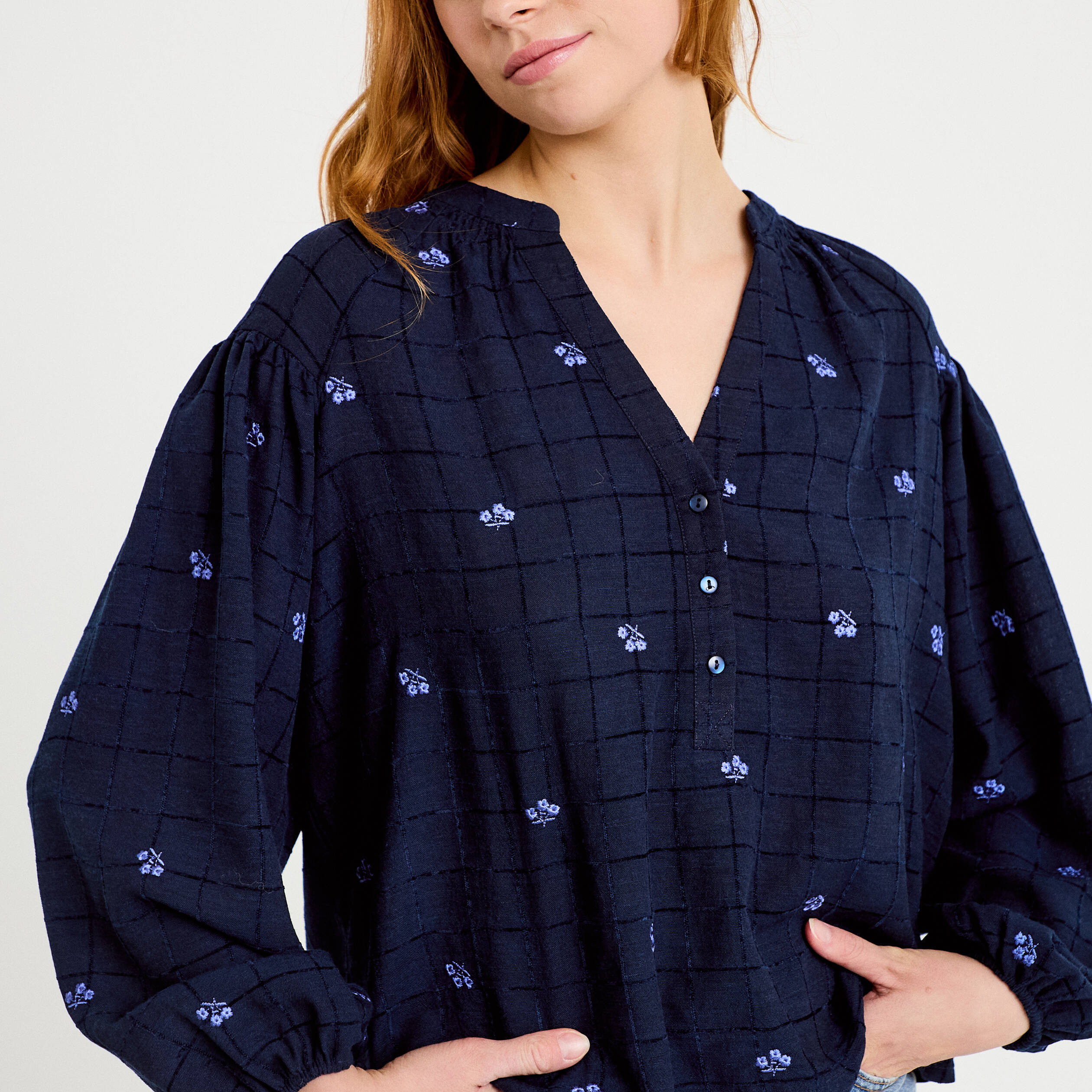 Blouse avec broderie bleu fonc&eacute; femme