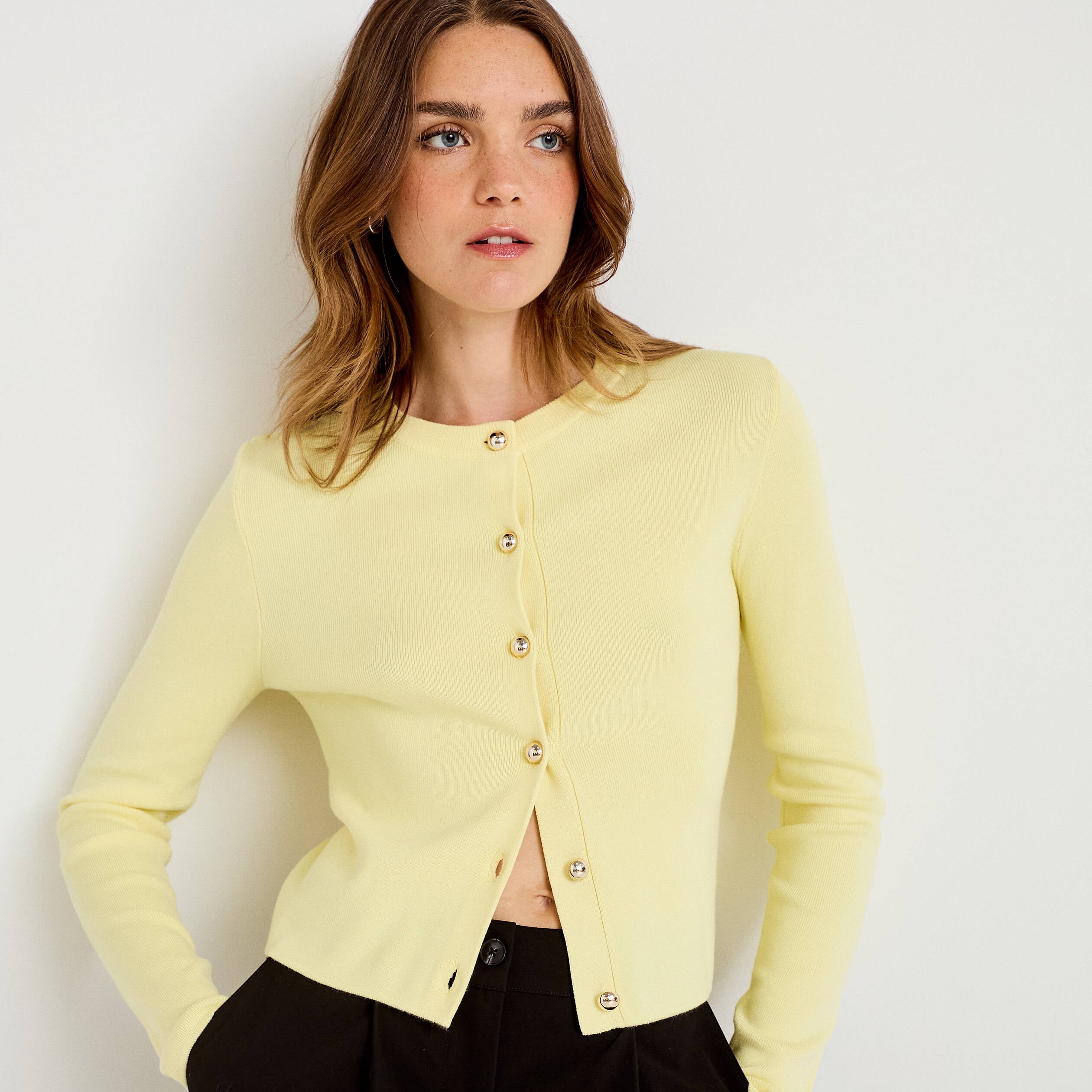 Gilet ajust&eacute; cropped col rond jaune clair femme