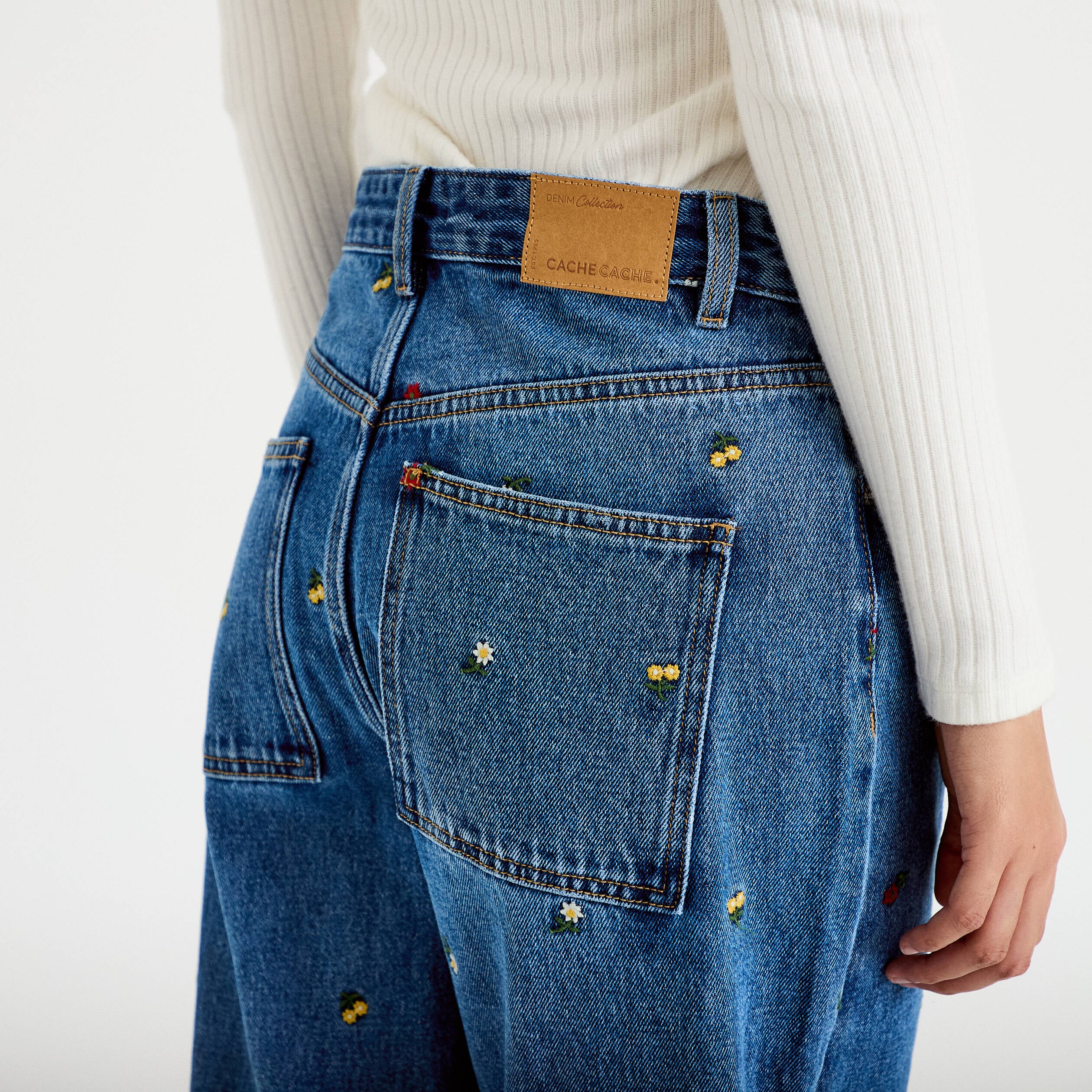 Jean avec broderie bleu femme