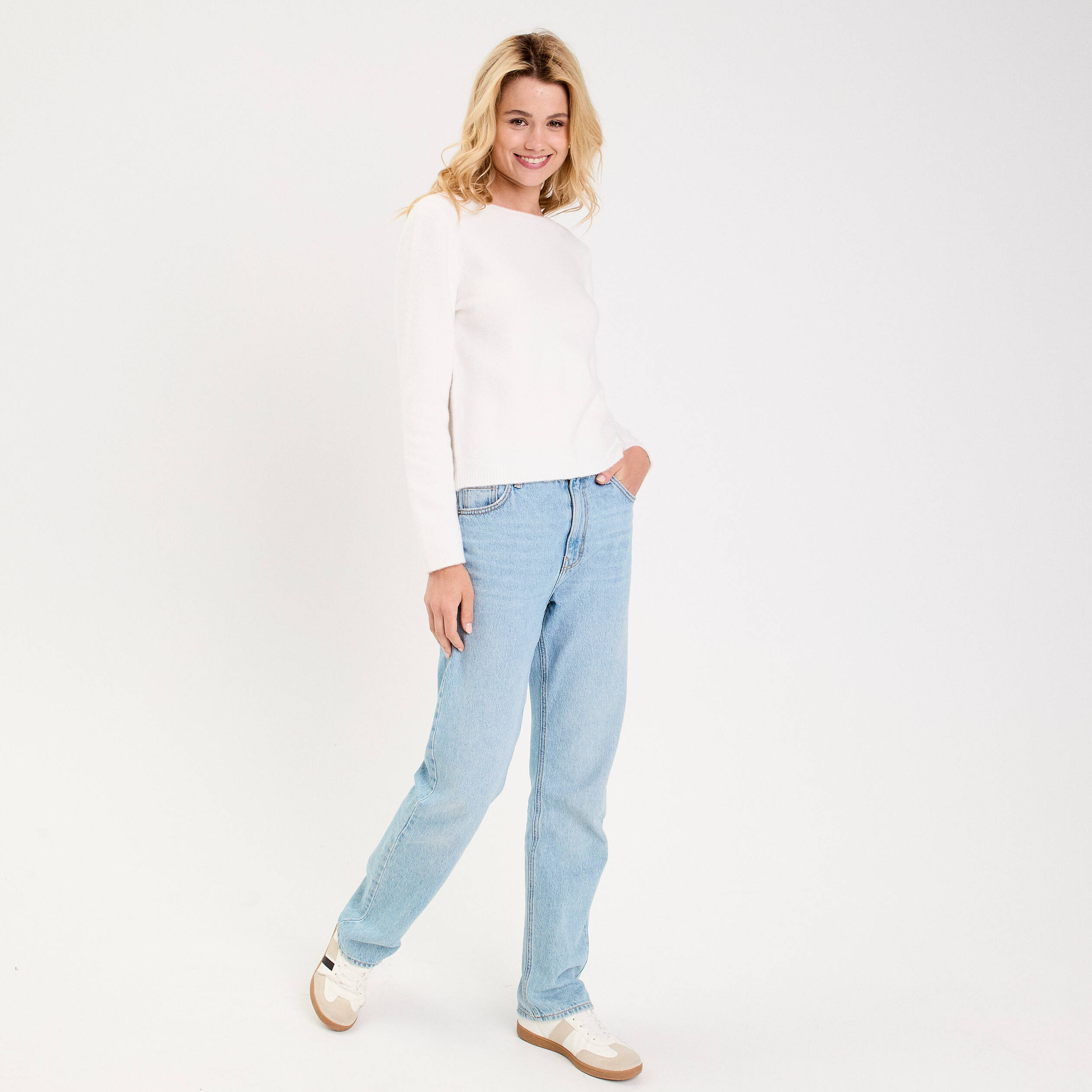 Pull d&eacute;collet&eacute; dos avec fleurs en relief ecru femme