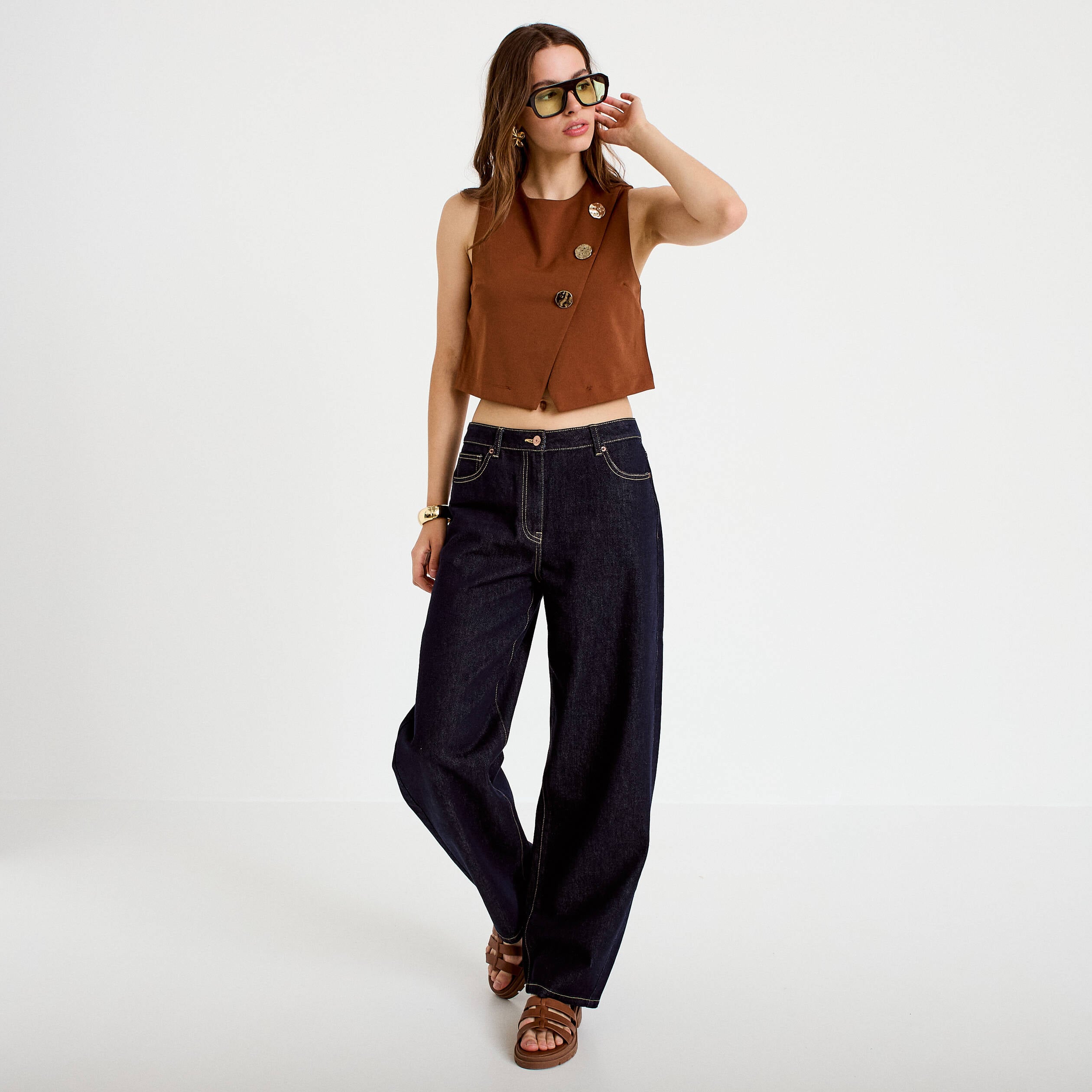 Top ajust&eacute; court sans manches col rond marron femme