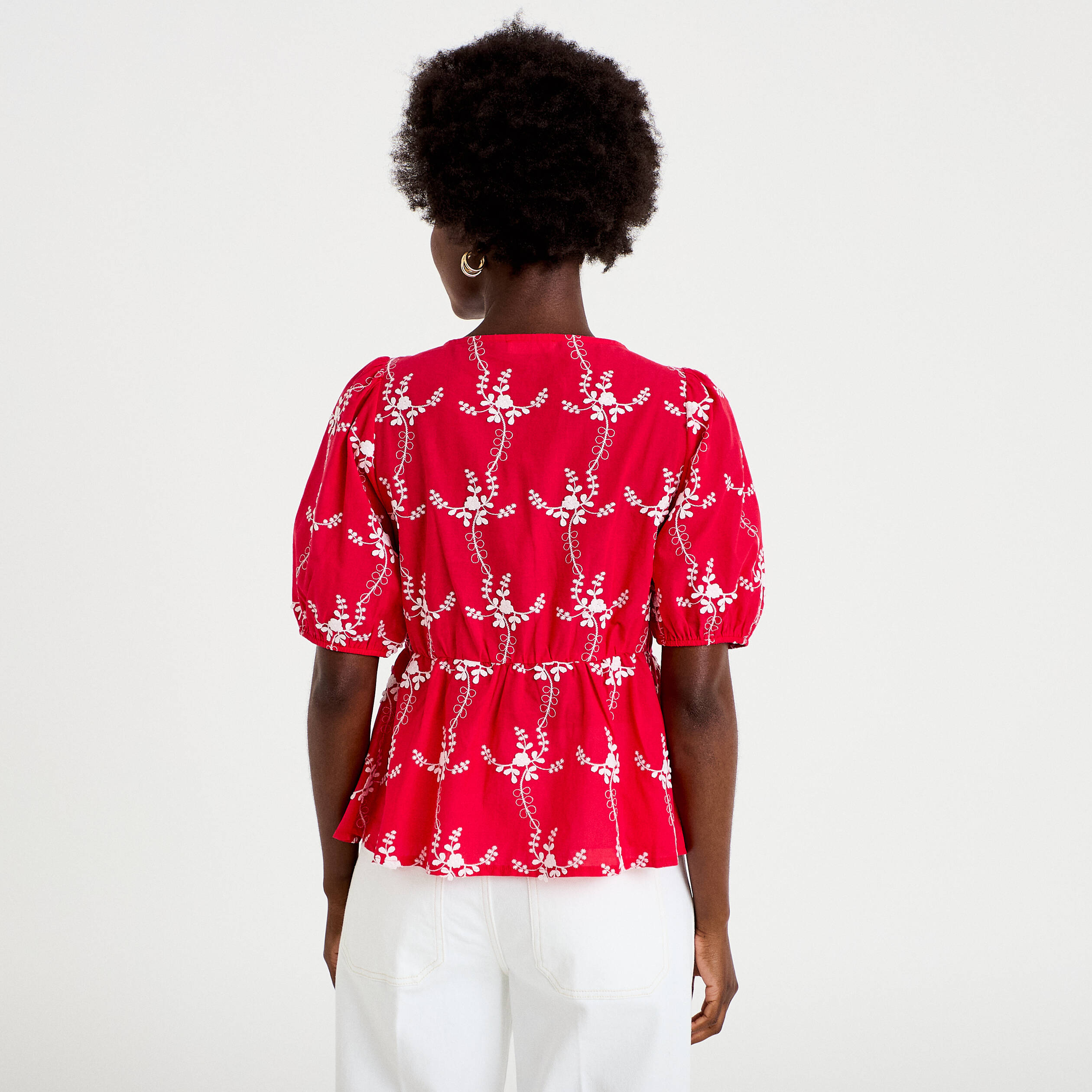 Blouse col v manches courtes brod&eacute;e rouge femme