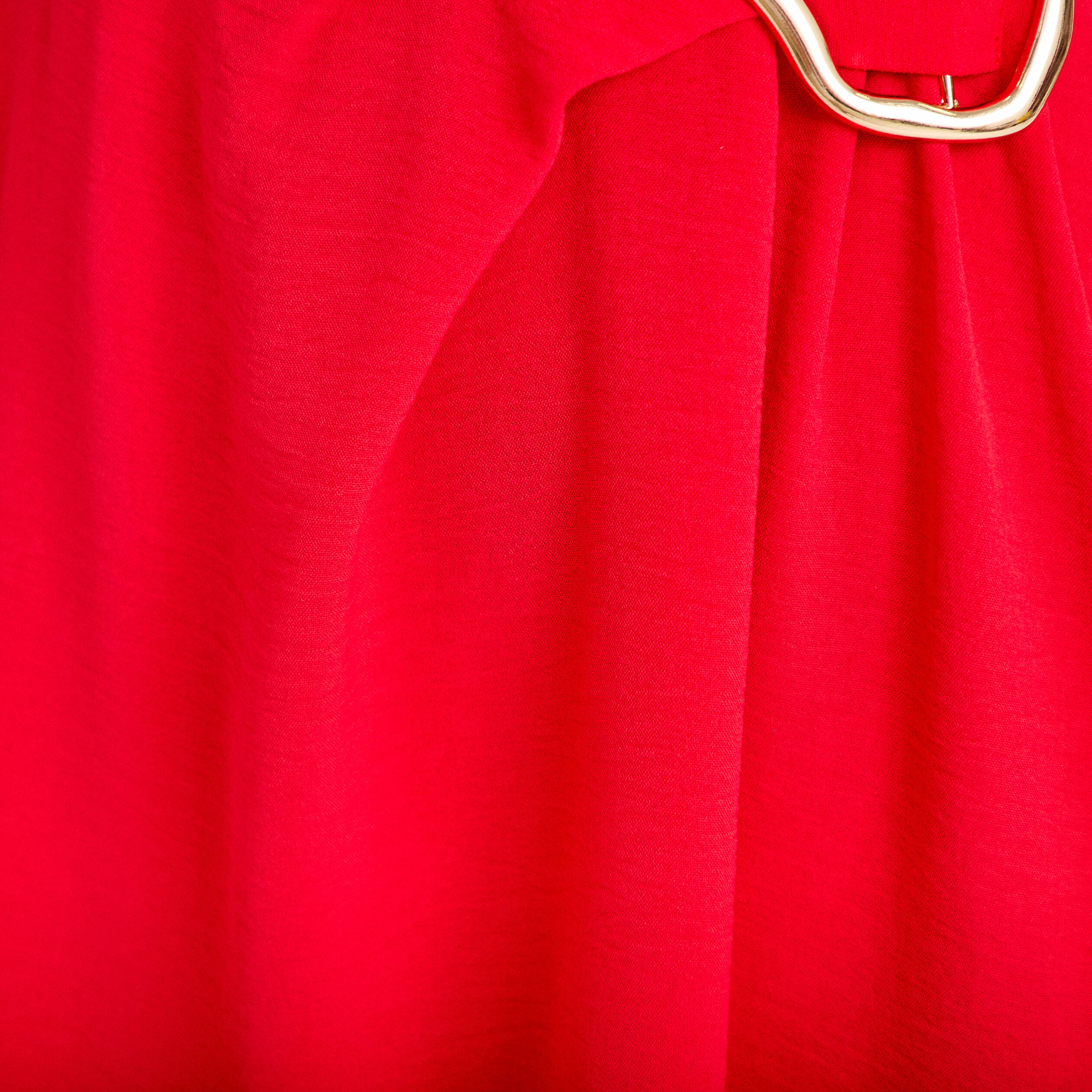 Robe courte &eacute;vas&eacute;e col v manches courtes rouge femme