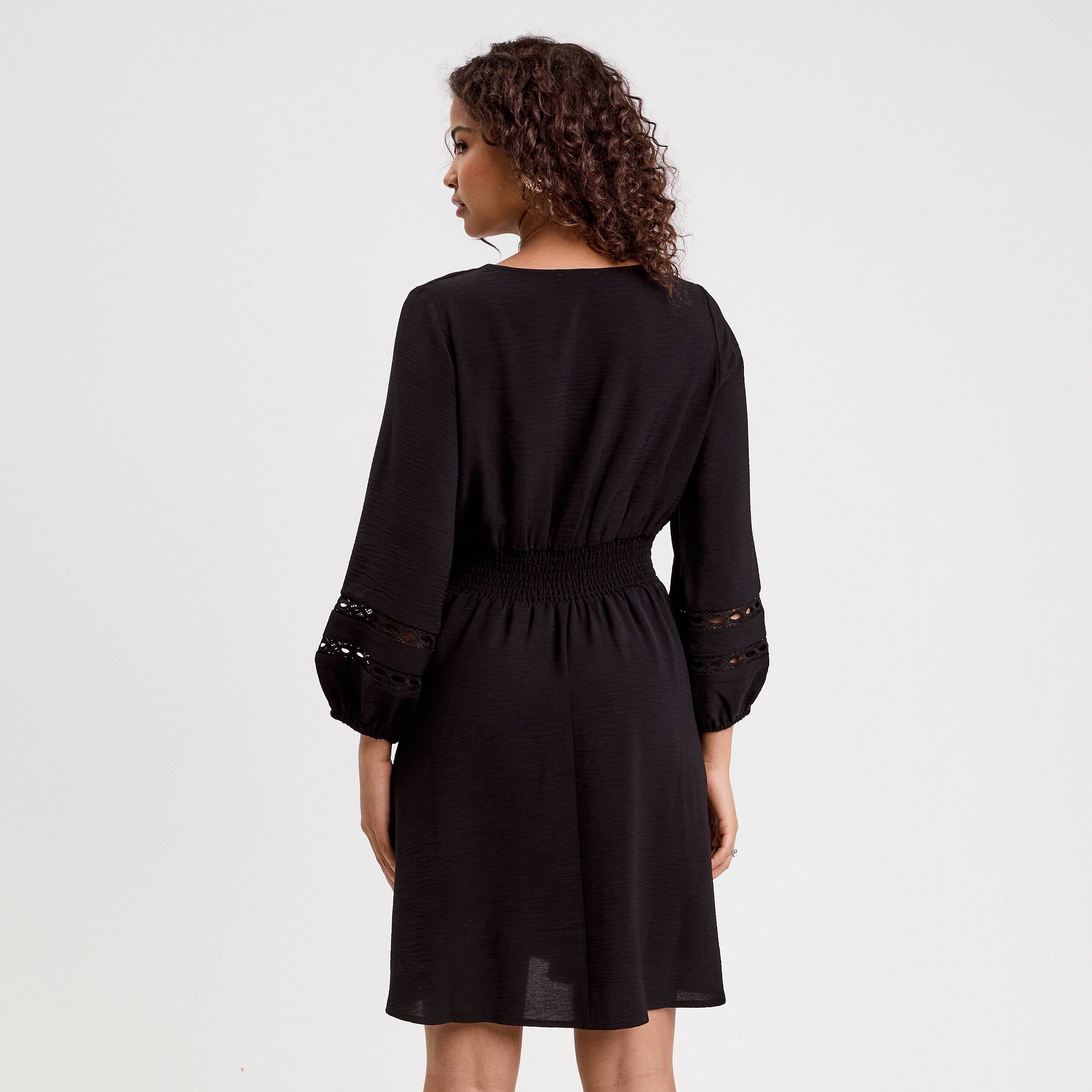 Robe courte &eacute;vas&eacute;e col v manches 3/4 noir femme