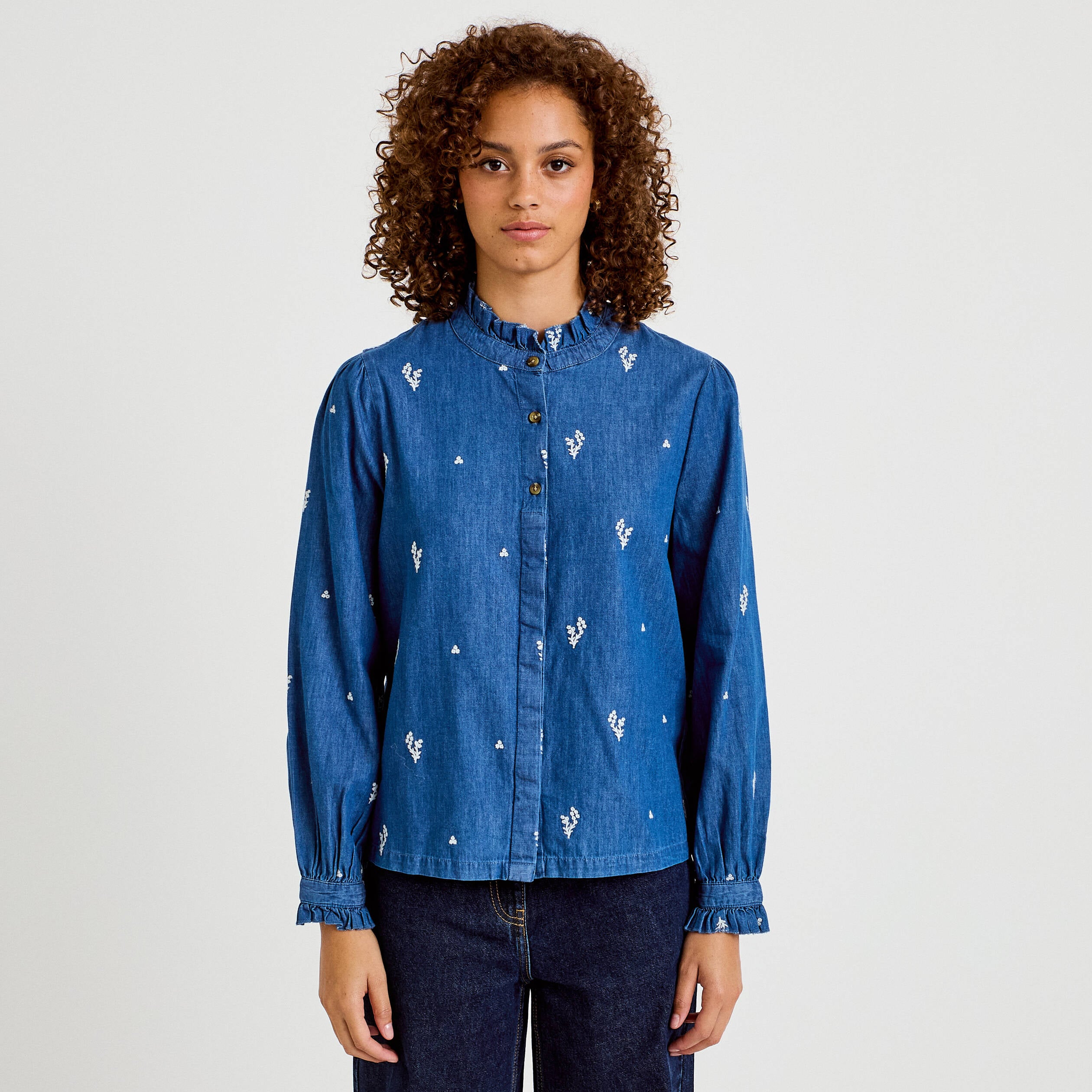 Chemise droite en jean col montant blanc femme