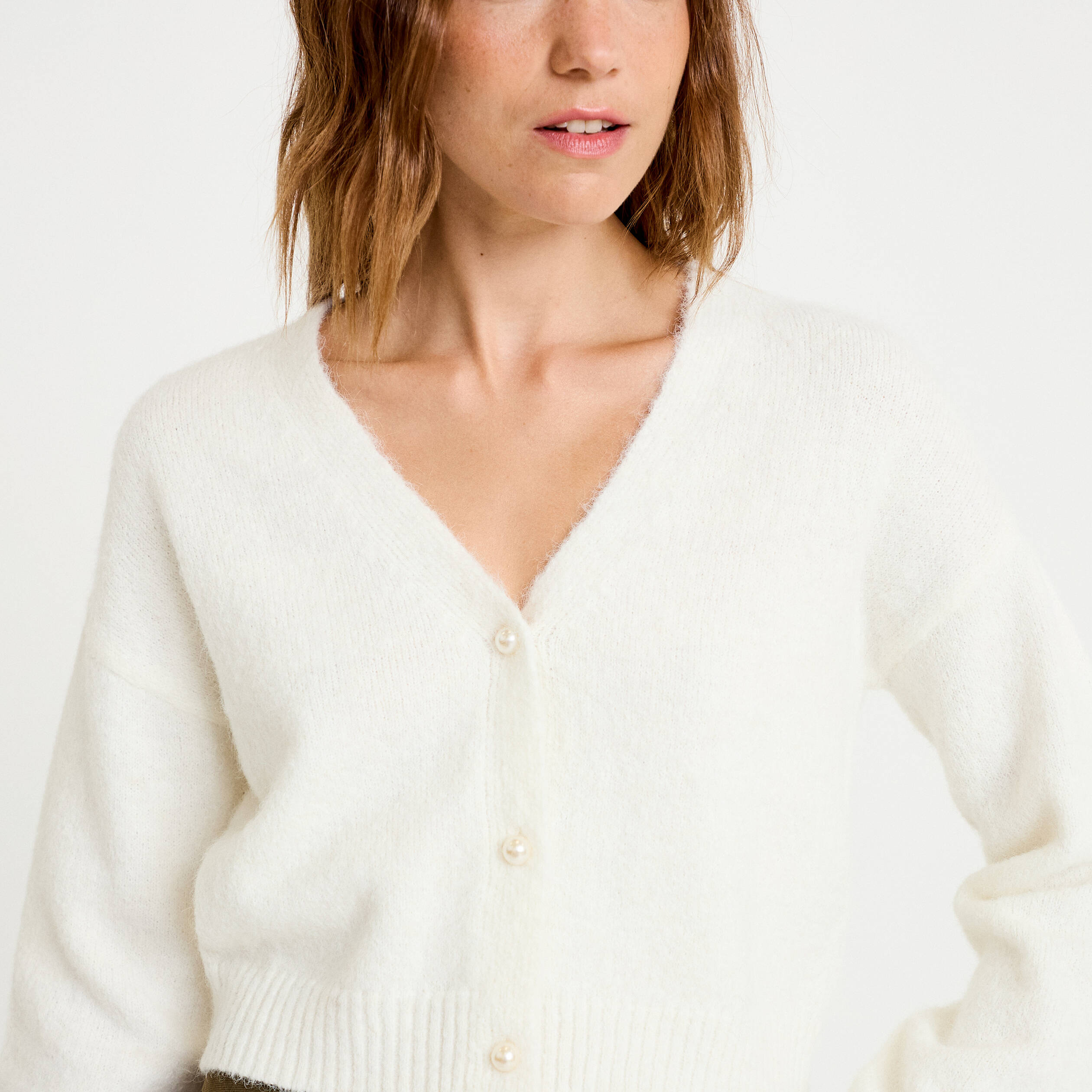 Gilet court ajust&eacute; col v manches longues ecru femme