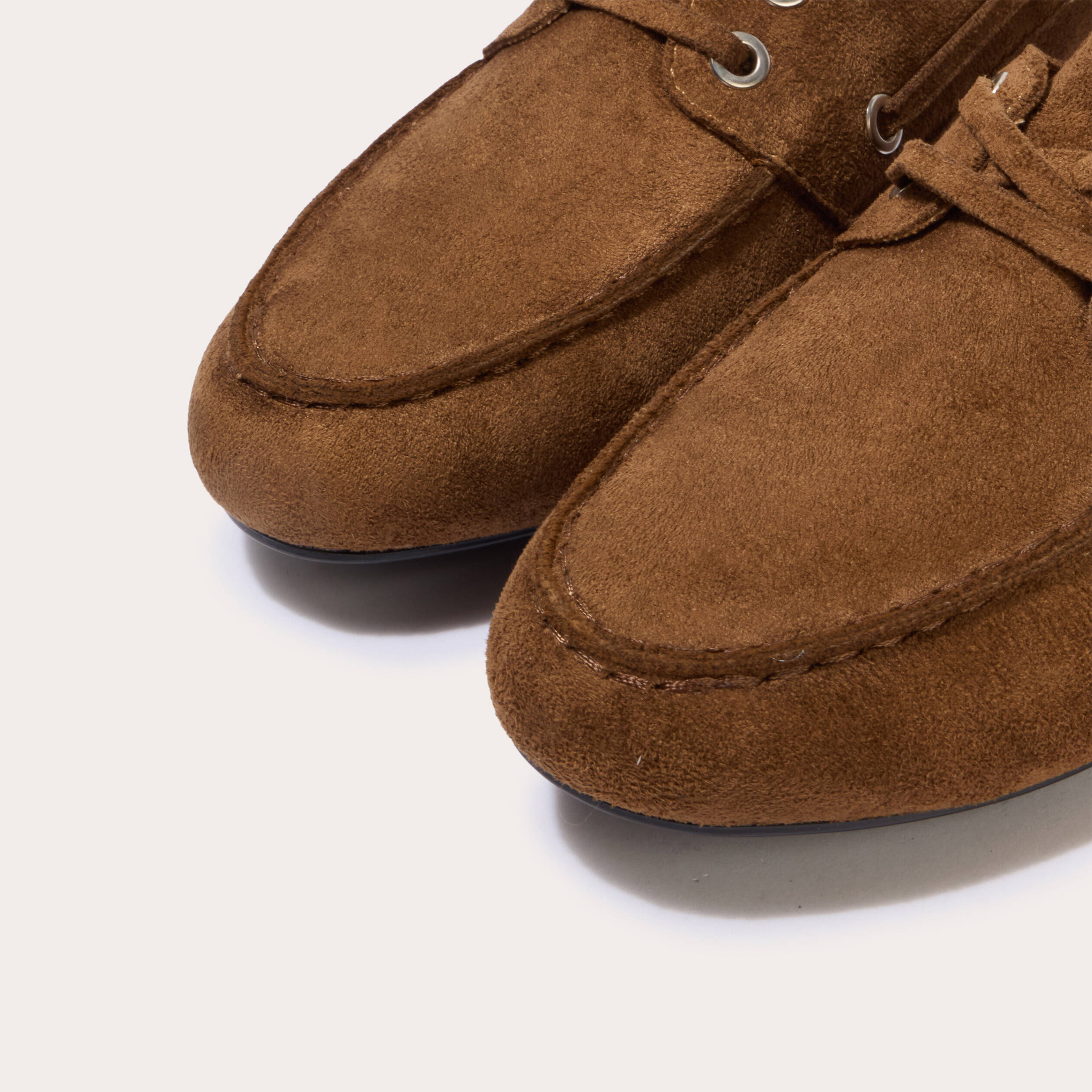 Chaussures bateau aspect daim beige femme
