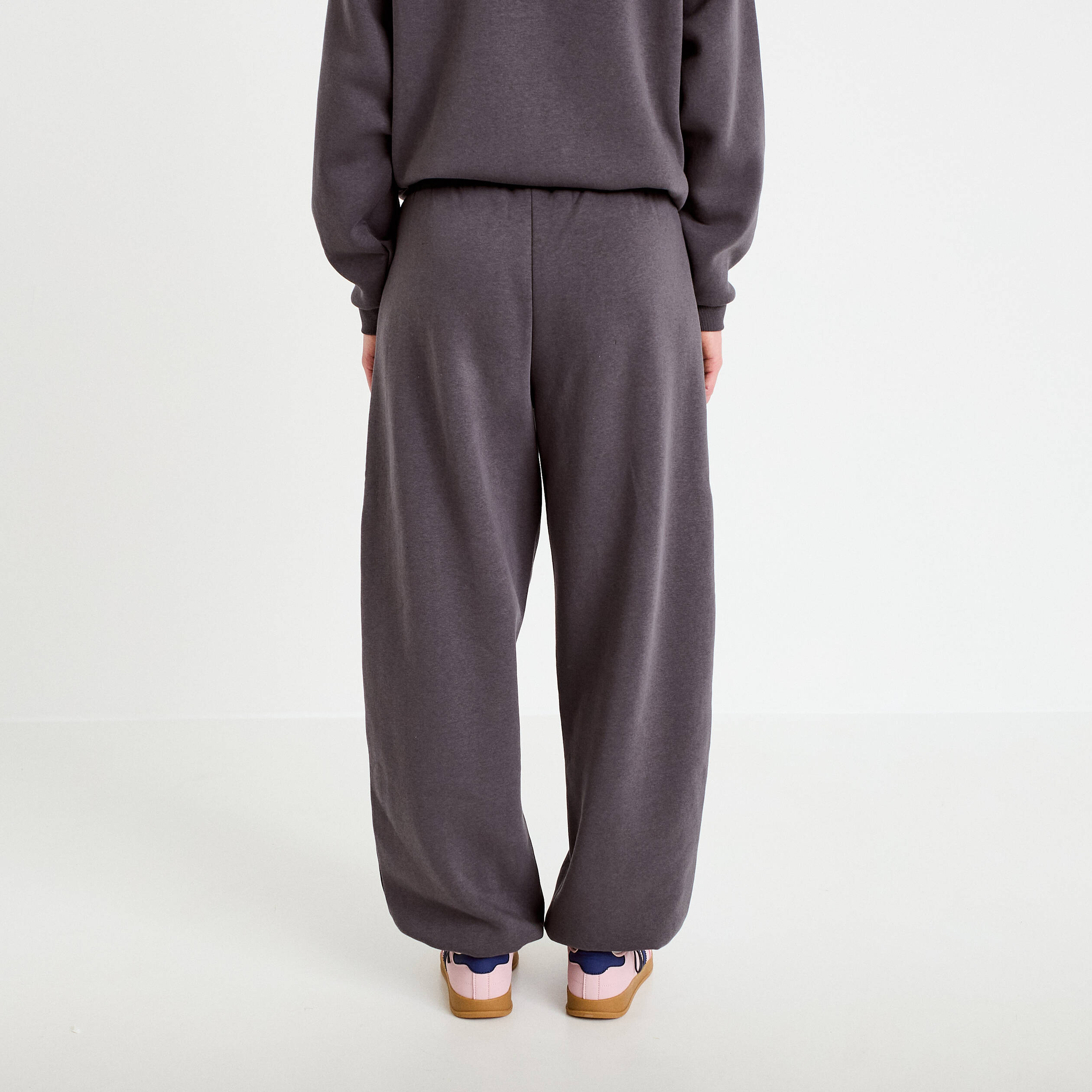 Jogging &agrave; d&eacute;tails clout&eacute;s taille basse gris fonc&eacute; femme