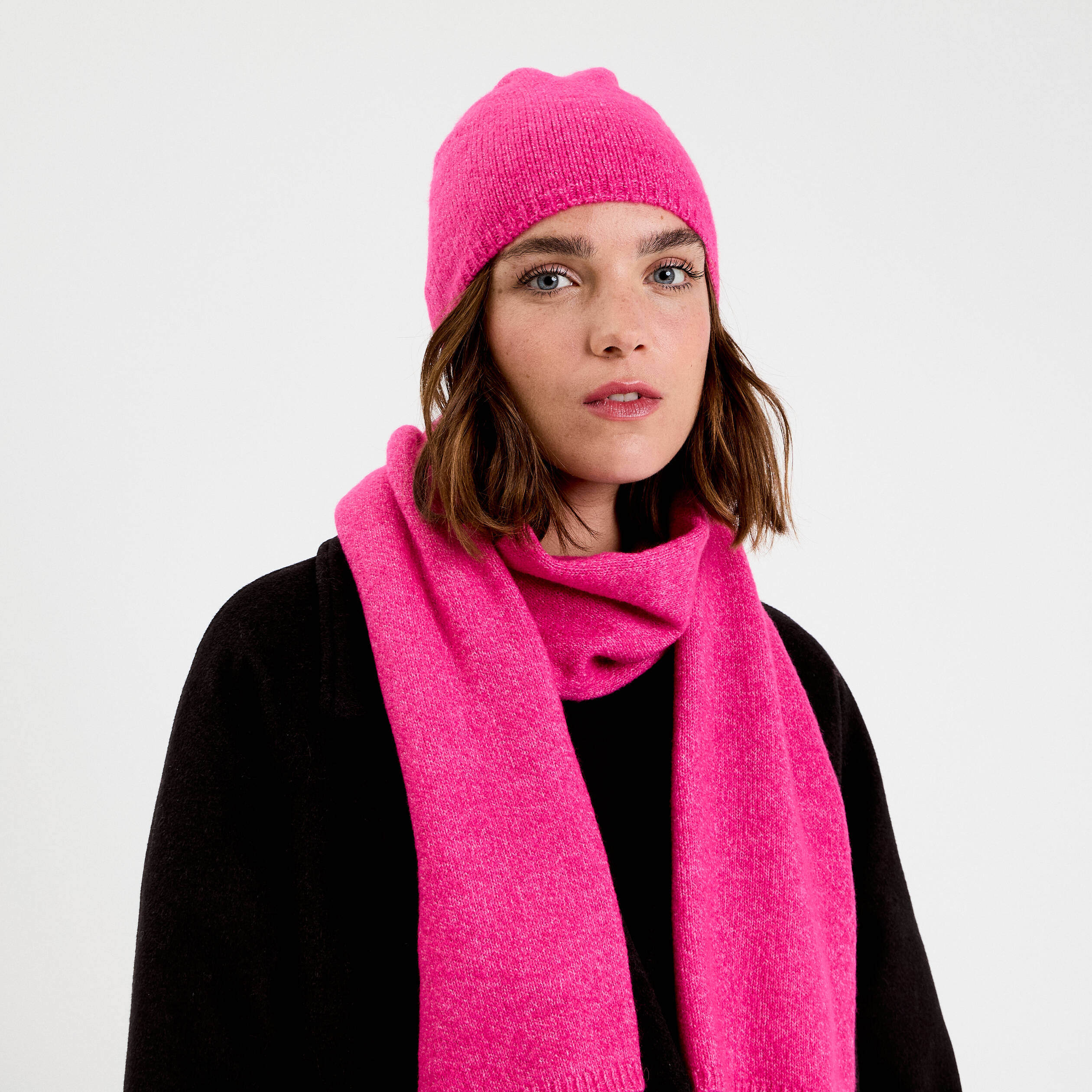 Ensemble bonnet et &eacute;charpe pr&ecirc;t &agrave; offrir rose fushia femme