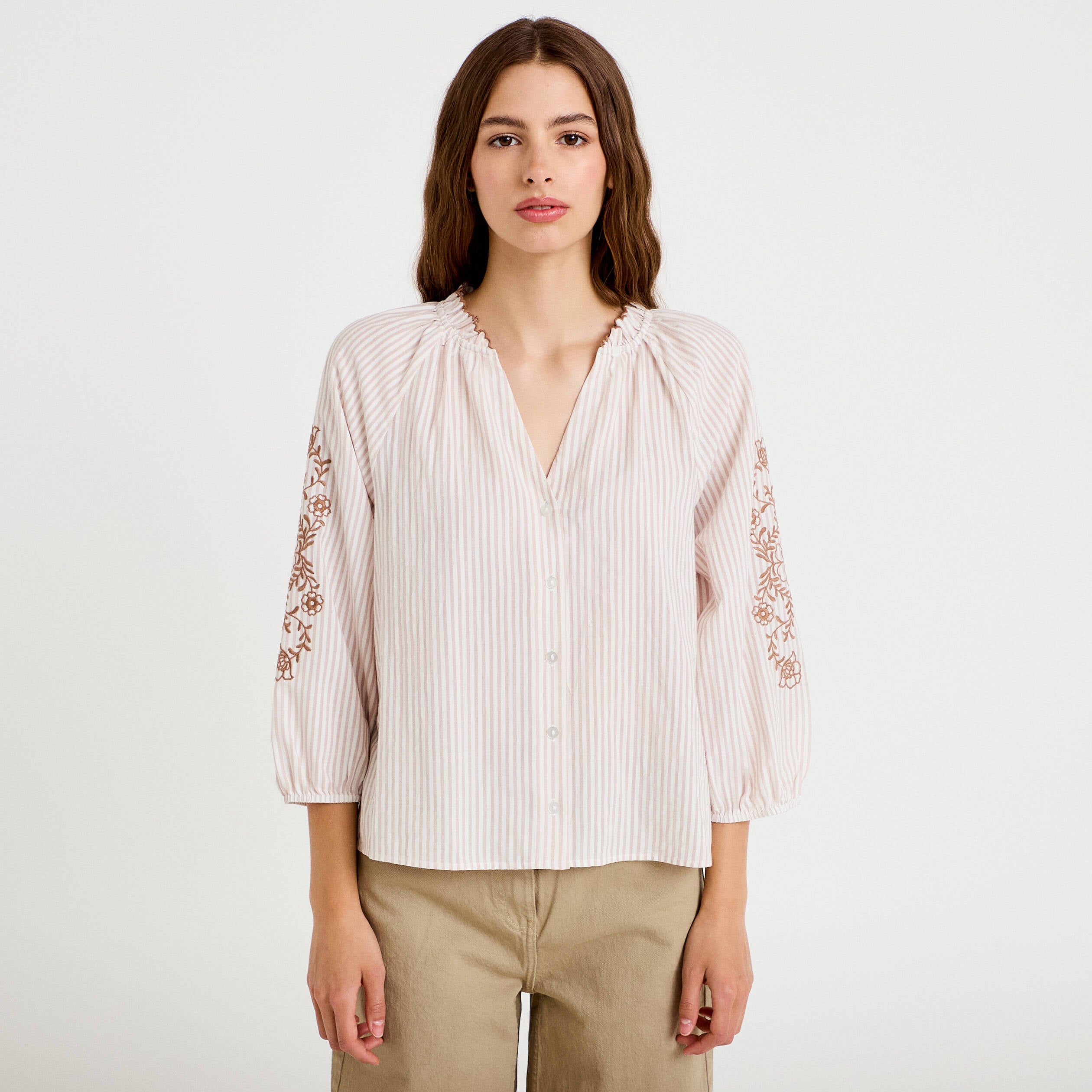 Blouse col v broderie manches 3/4 sable femme
