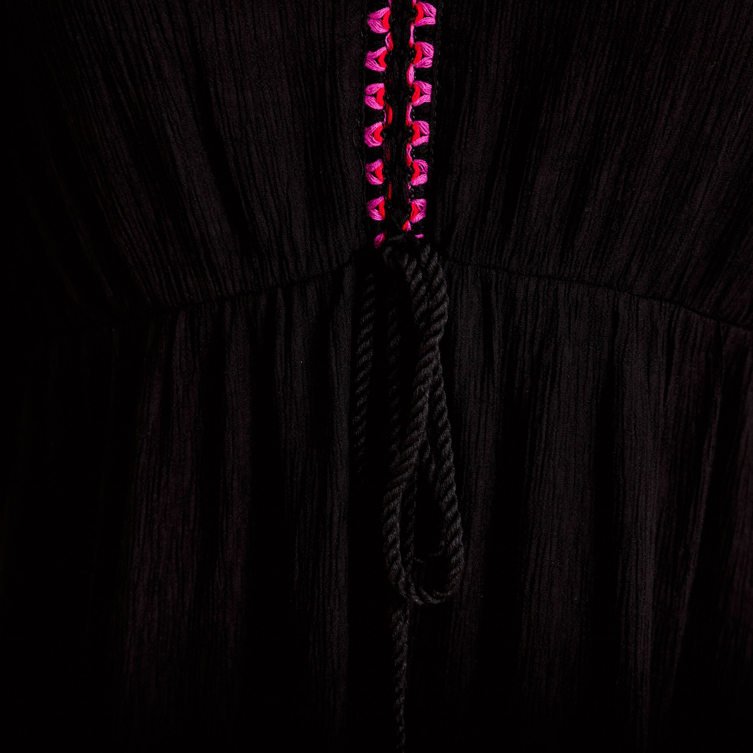 Robe &eacute;vas&eacute;e cr&ecirc;pe col v manches courtes noir femme
