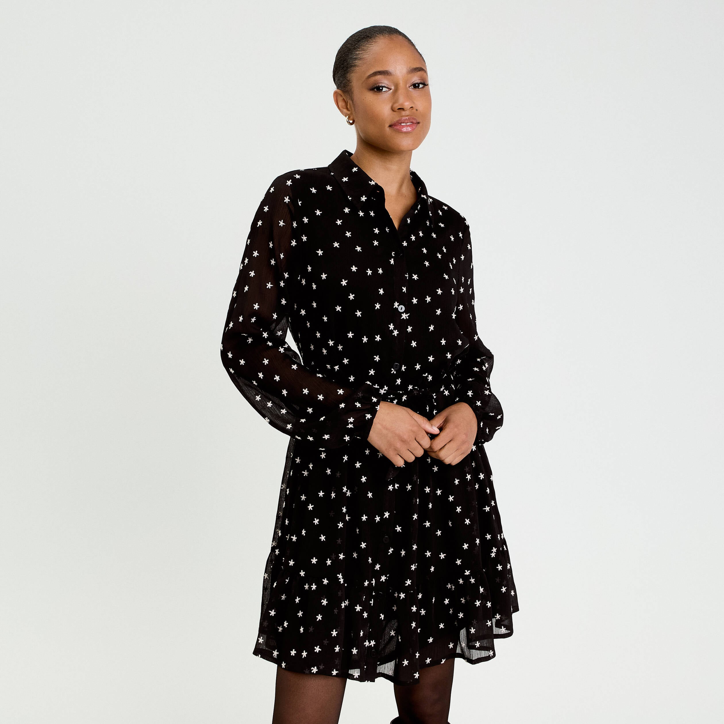 Robe brod&eacute;e &eacute;vas&eacute;e manches longues noir femme