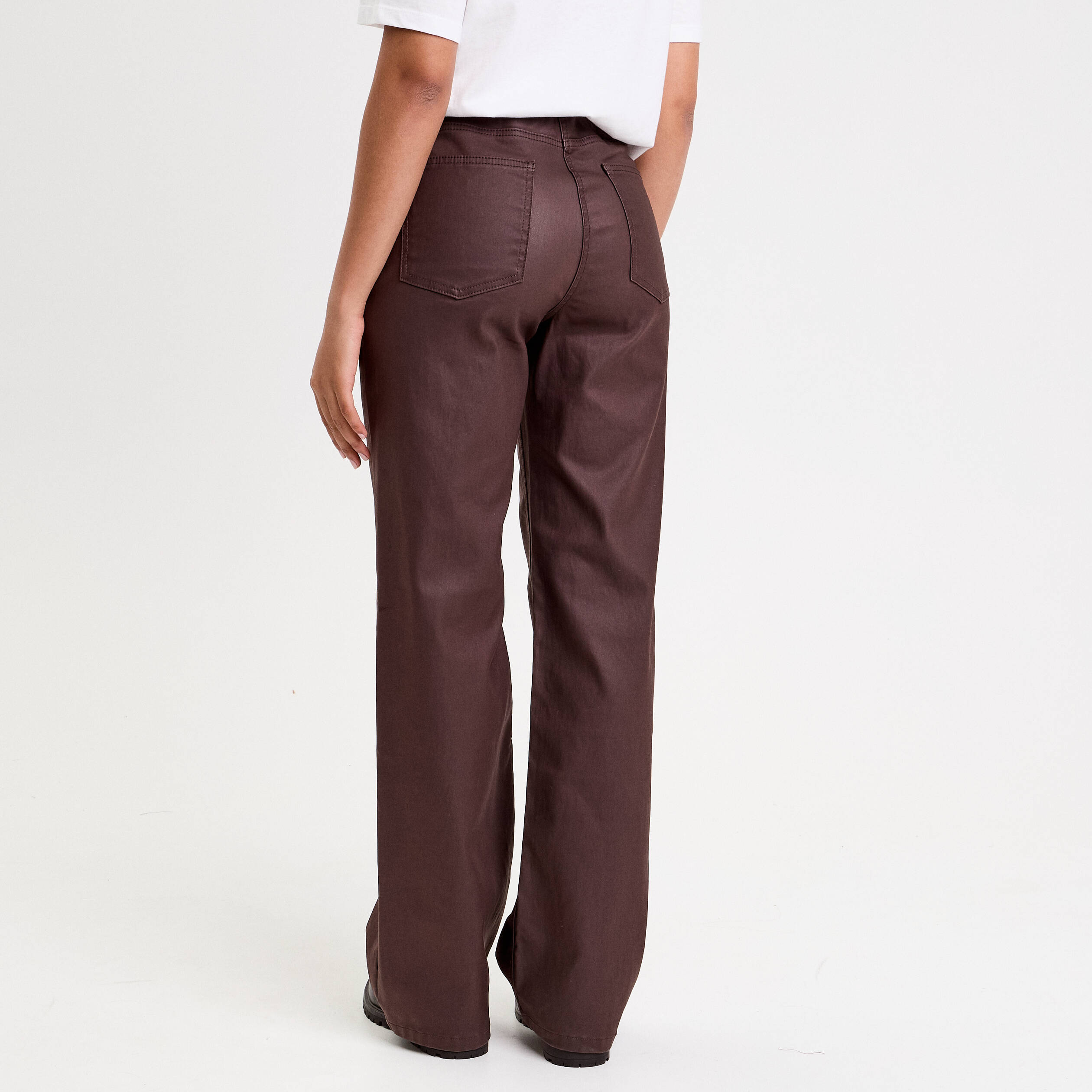 Pantalon droit enduit marron fonc&eacute; femme