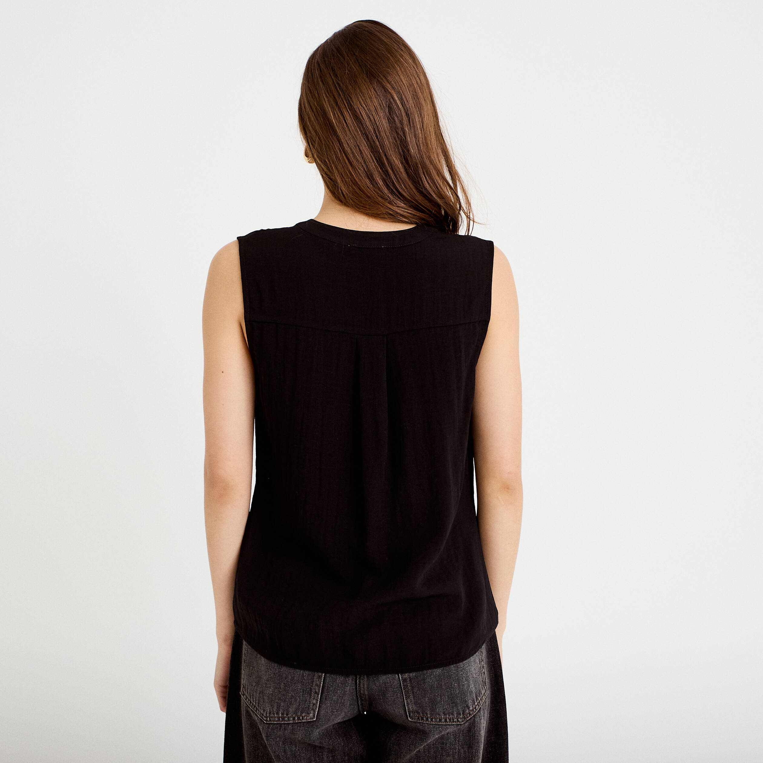 Blouse sans manches col tunisien pliss&eacute; noir femme